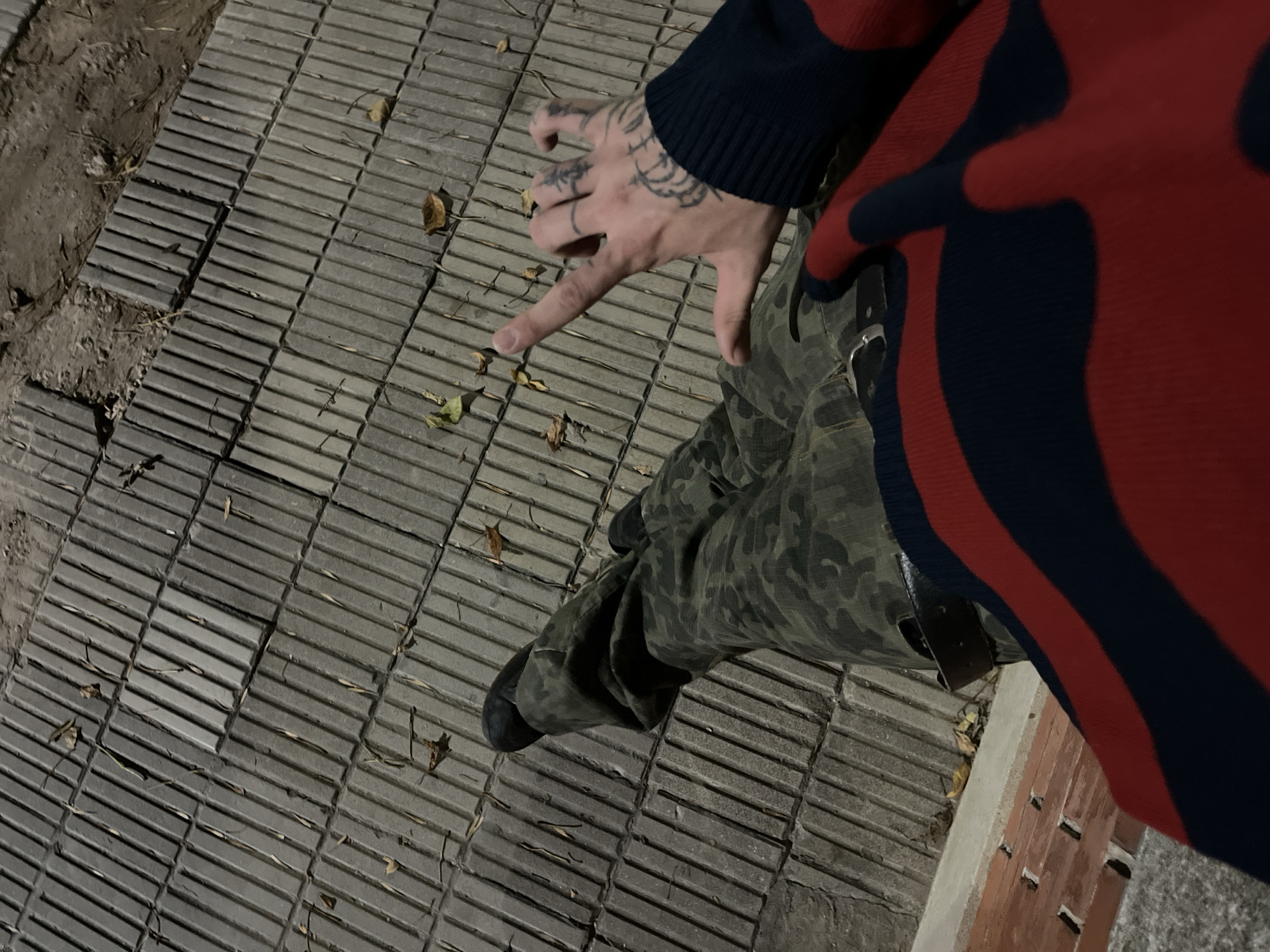 Person in camouflage spotted on Bahía Blanca walkways