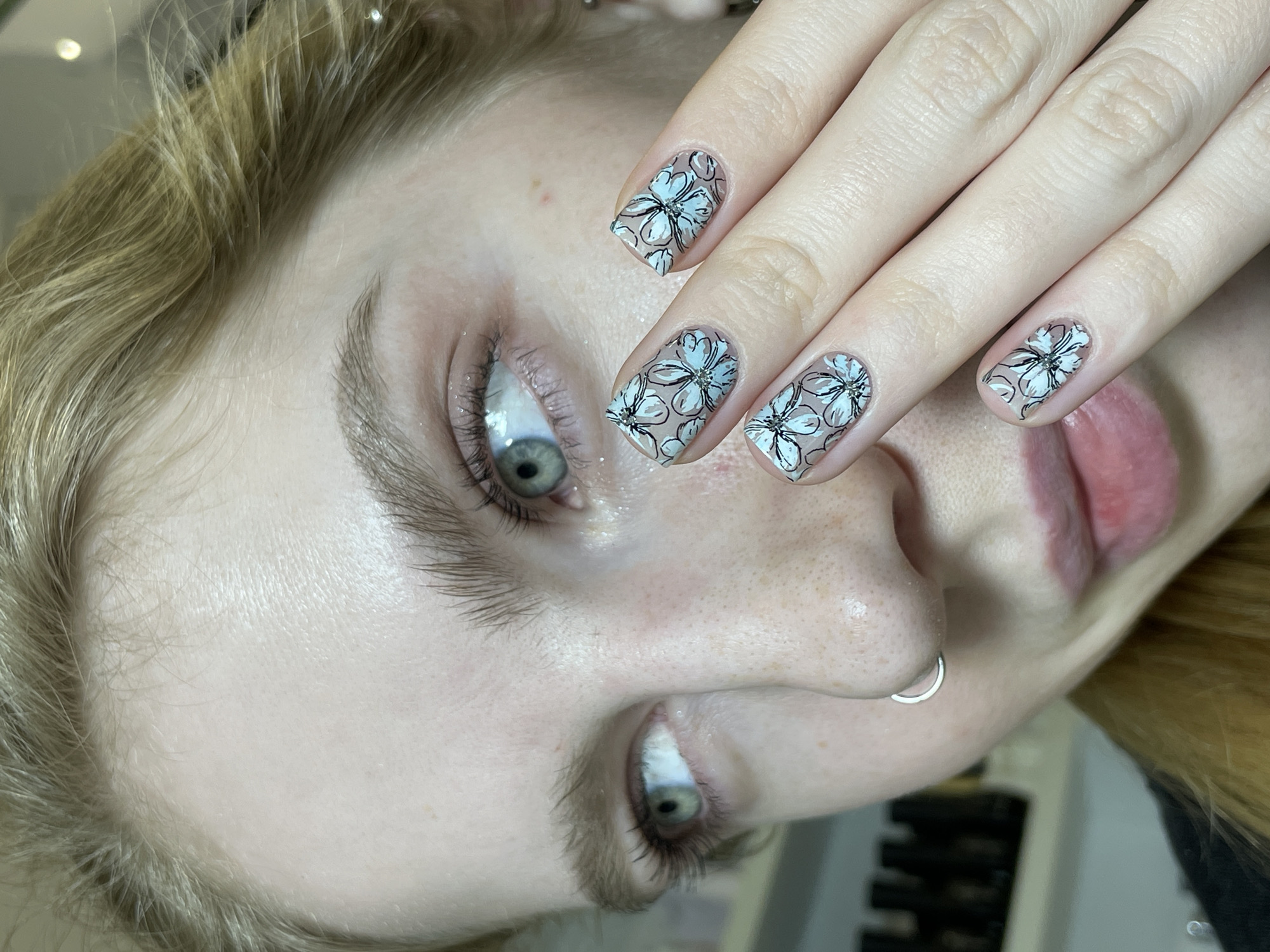 Nail salon activity documented in rainy Izhevsk
