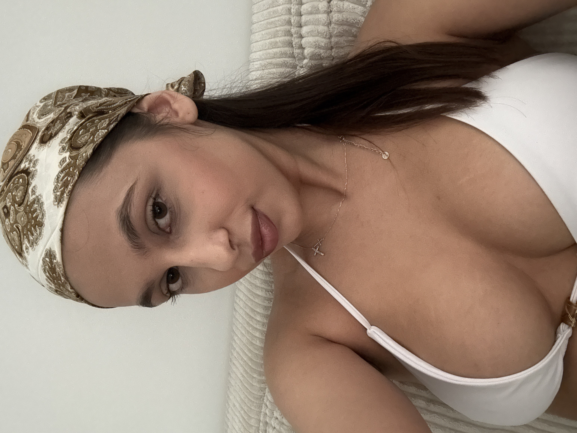 Woman photographed in casual indoor photoshoot in Mönchengladbach
