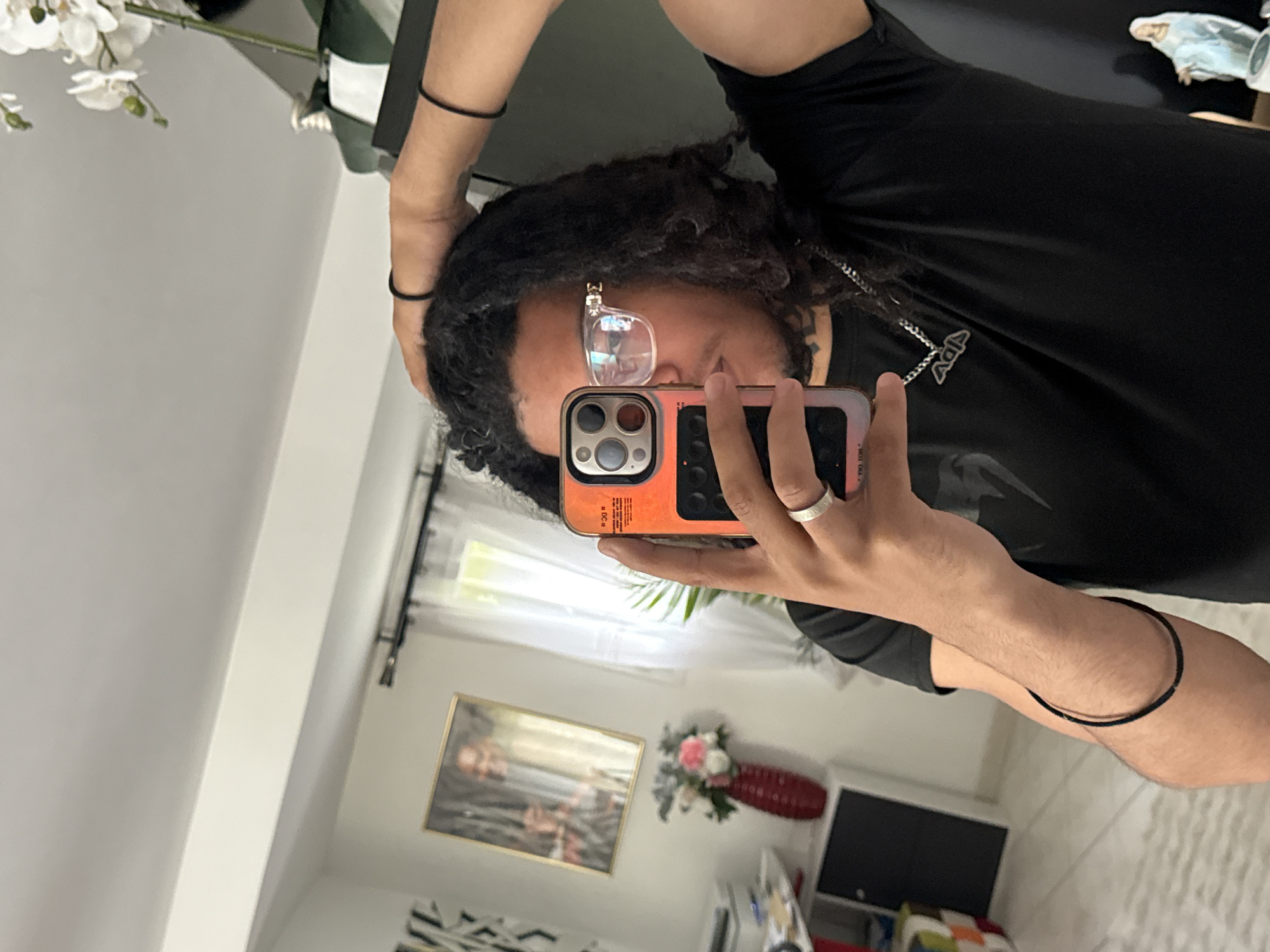 Man takes mirror selfies in Beuvillers home