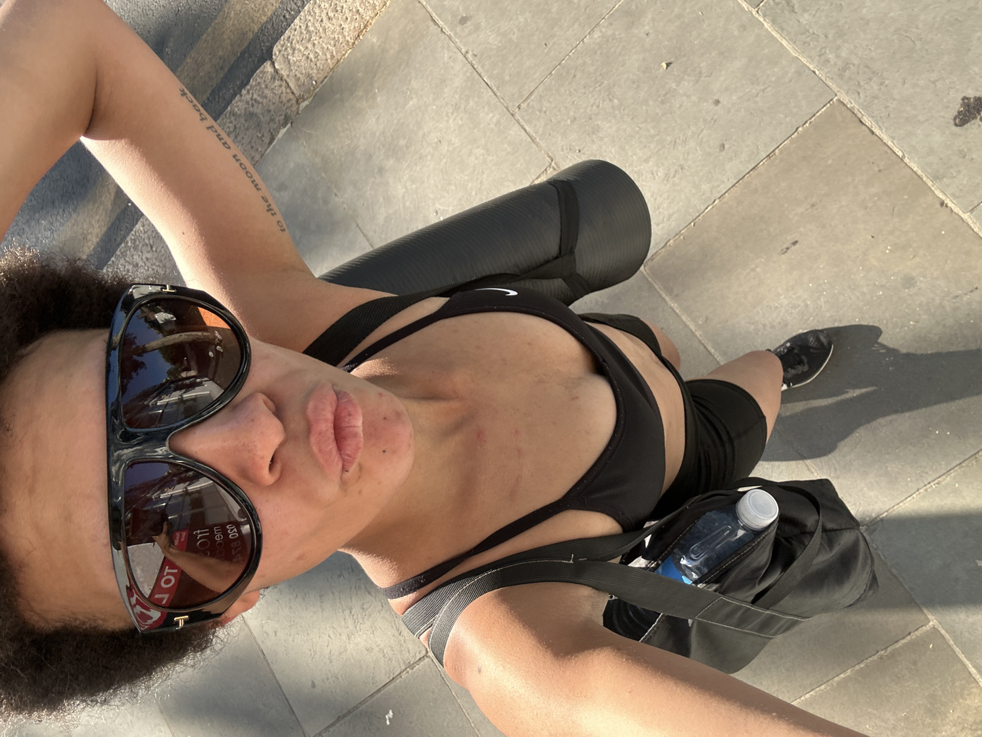 Sunny London afternoon: yoga gear, sidewalk stroll, selfie stop.