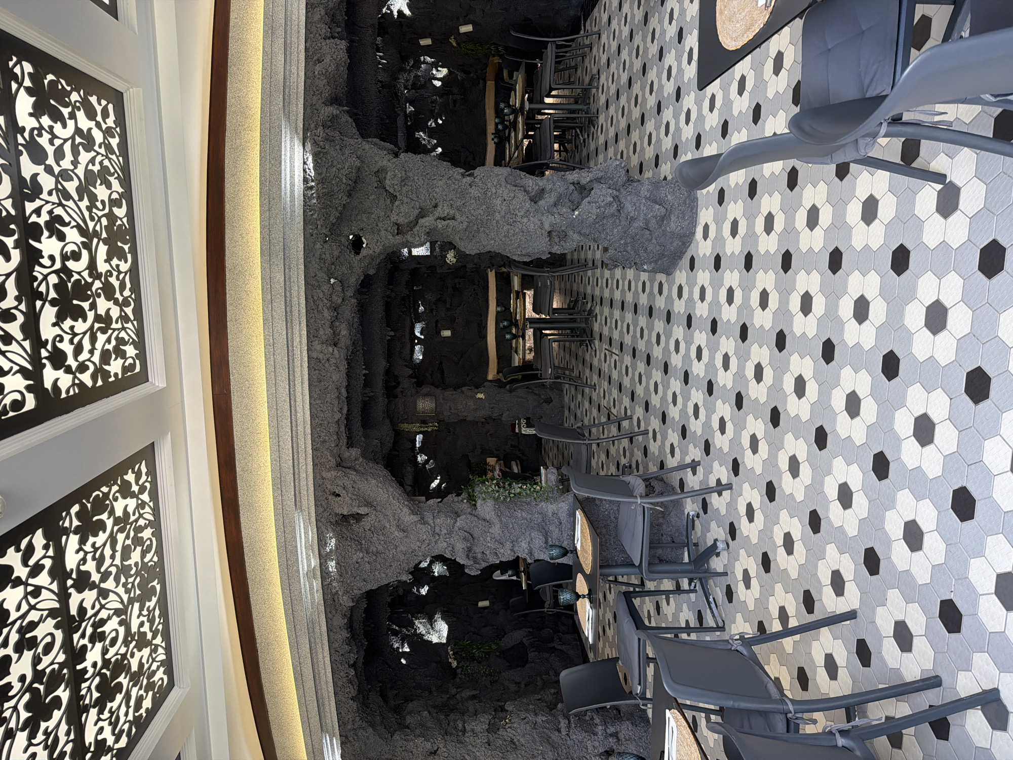 Inside a Porto restaurant, then out to Crystal Palace Gardens