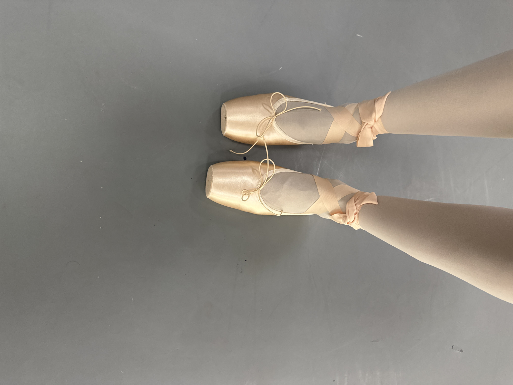 Ballet dancer captures selfies during studio practice in Tbilisi