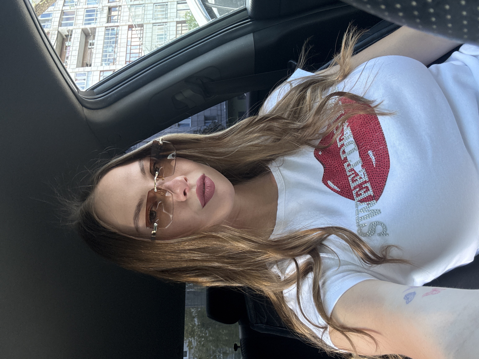 Car selfie session in Perm, white lip-graphic tee throughout