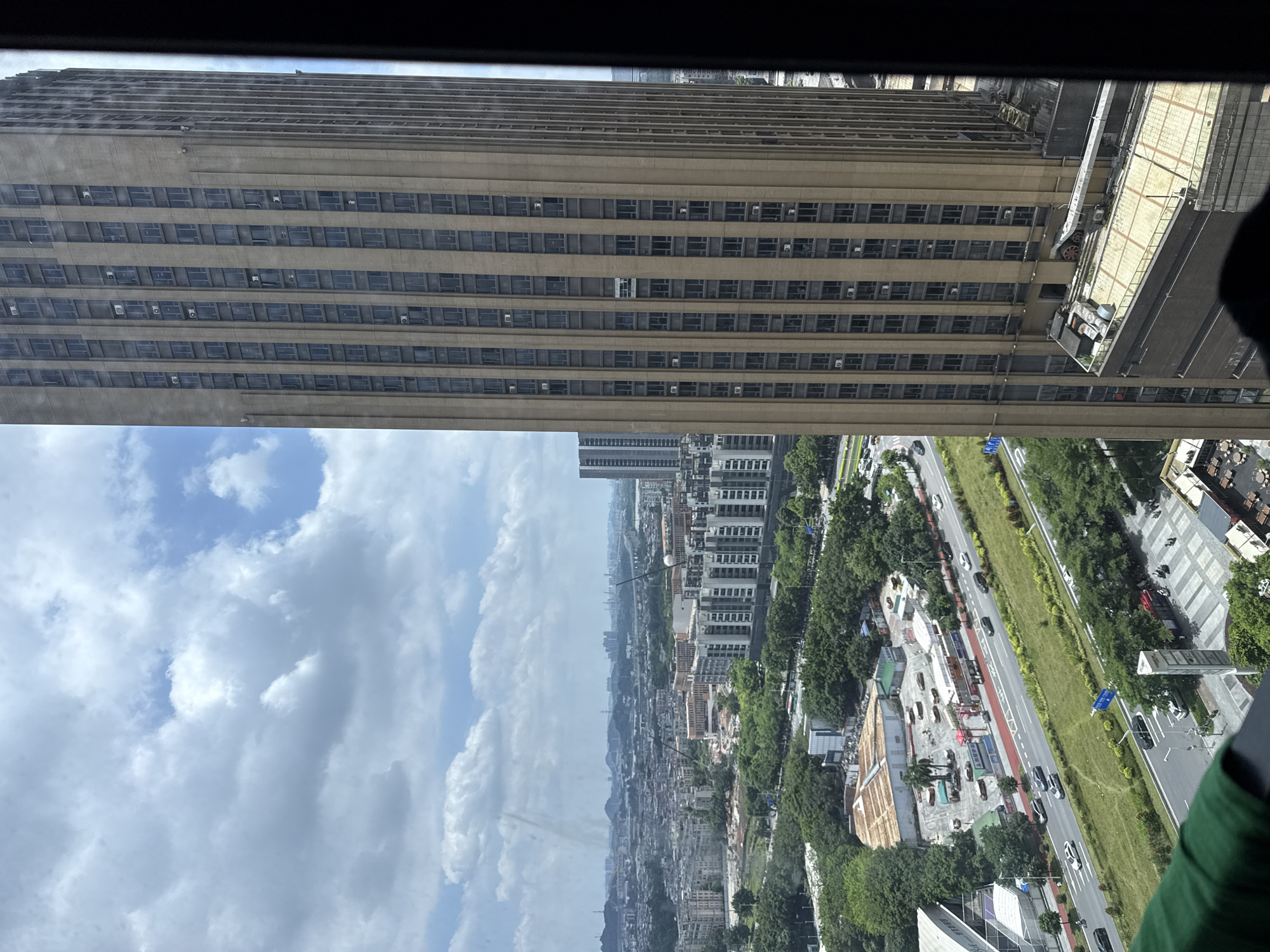 Haizhu District streets on a busy summer morning