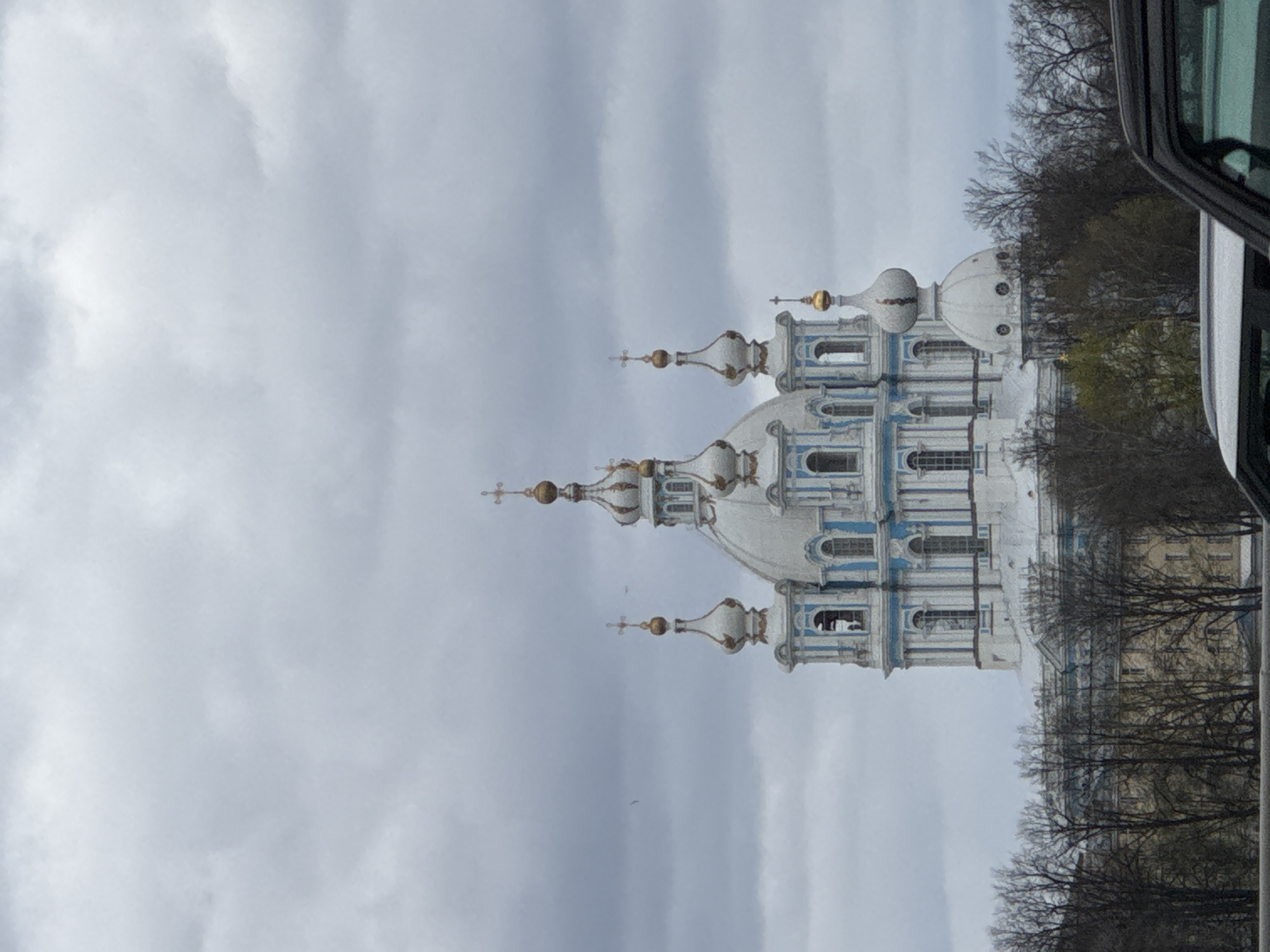 Morning tour captures Saint Petersburg landmarks under cloudy skies