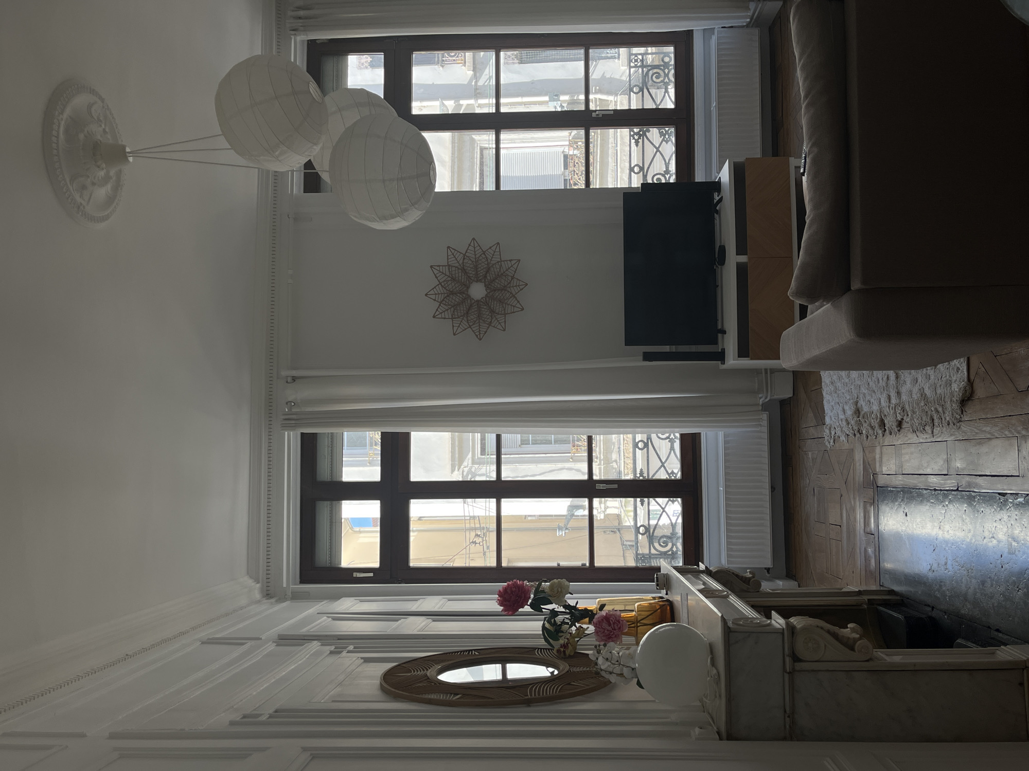 Person in striped shirt spotted in Lyon apartment living room