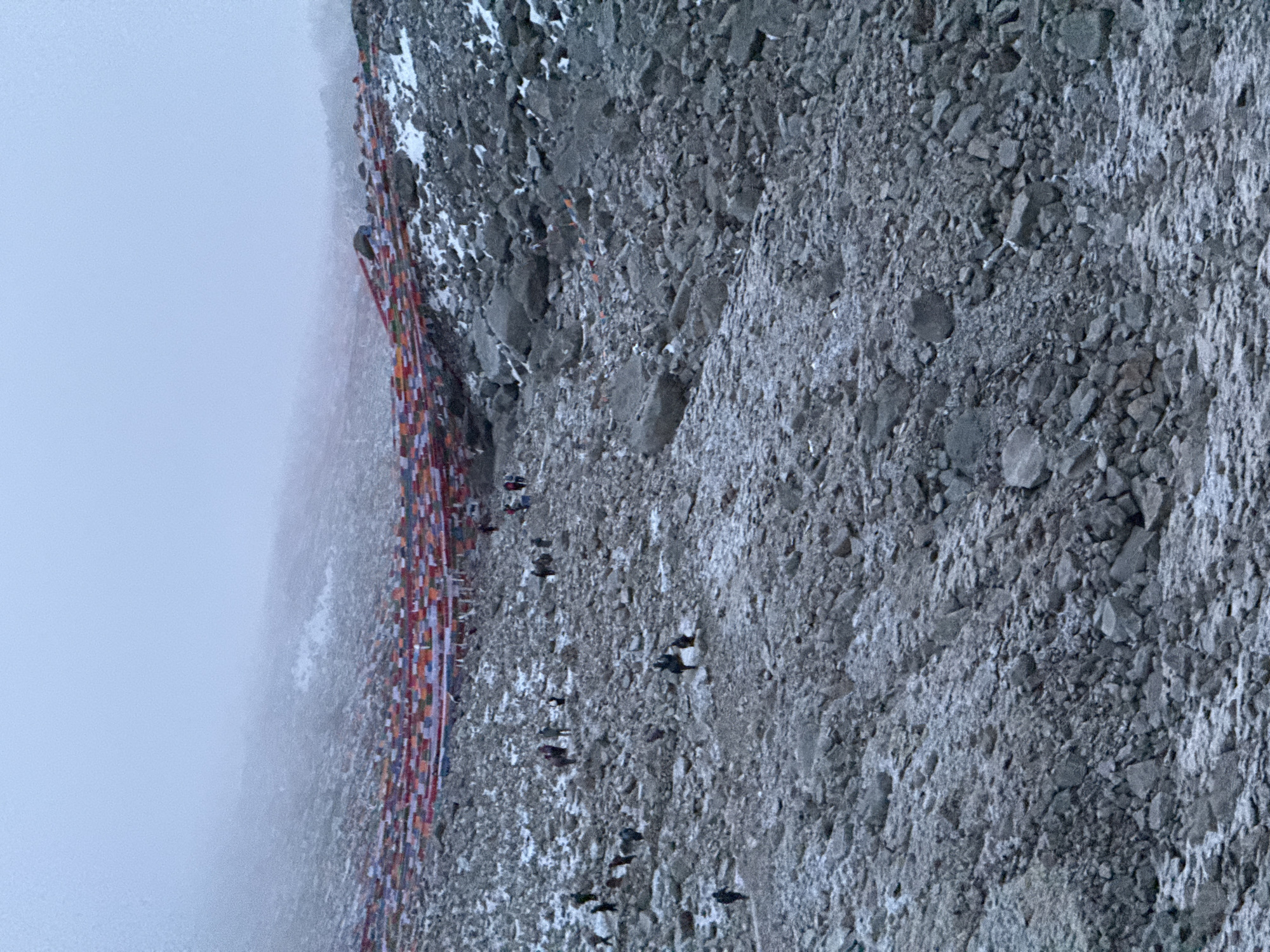Misty mountain conditions documented in Parga town, China