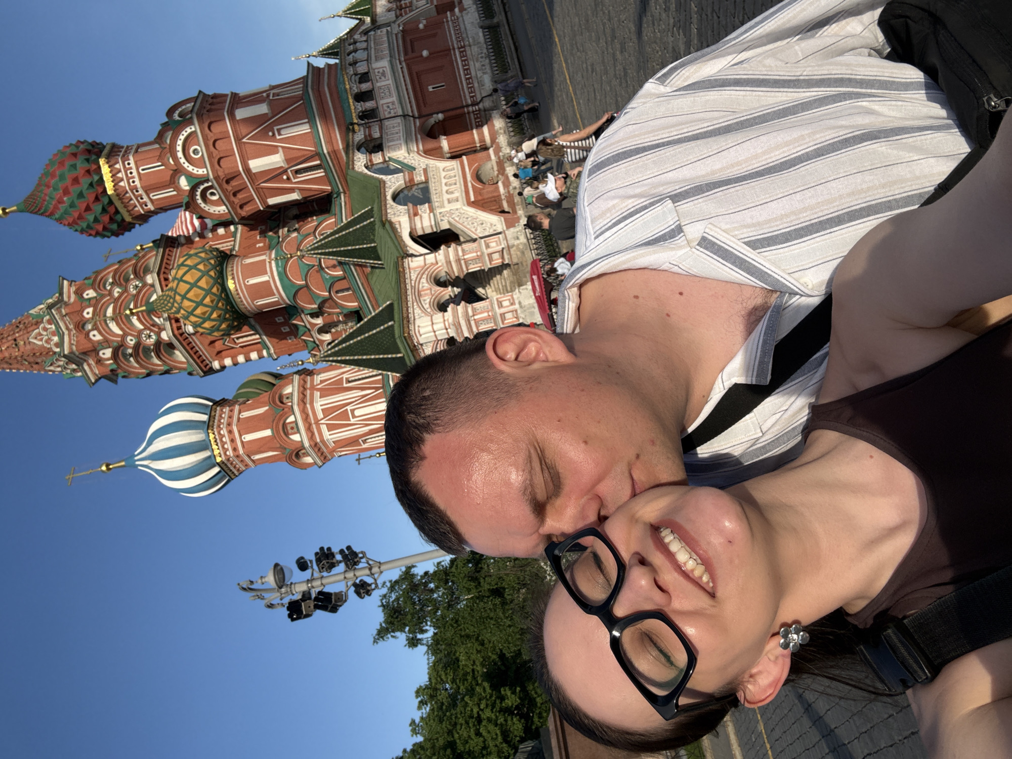 Couple photographs at St. Basil's Cathedral in Moscow