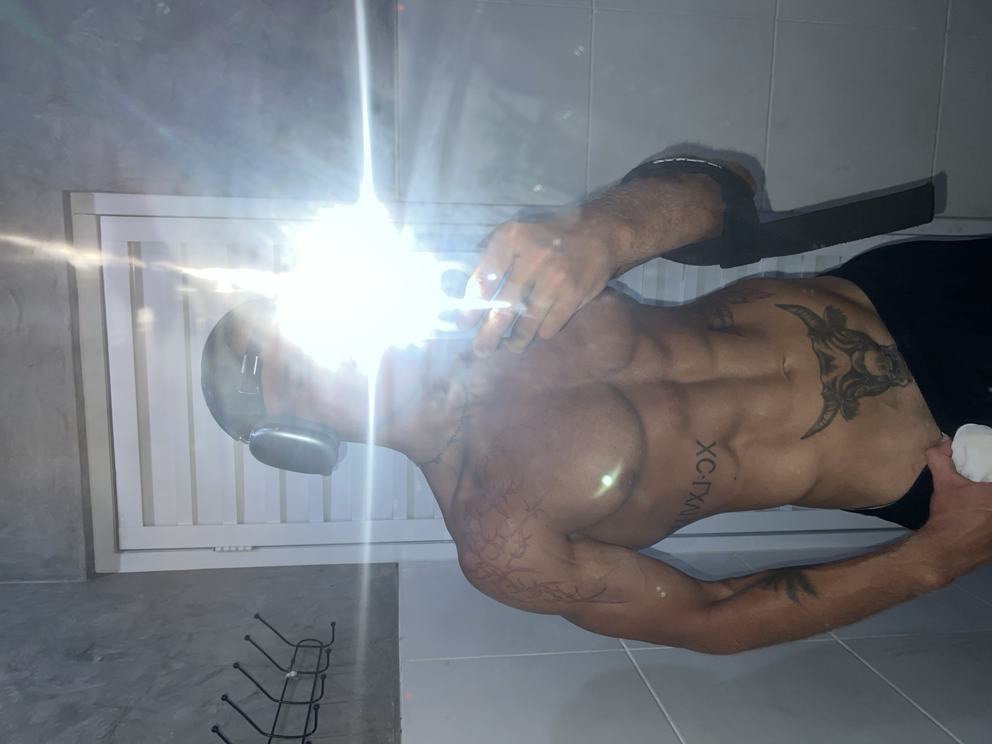 Selfies in North Kuta: bathroom shots and Balinese sculpture backdrop