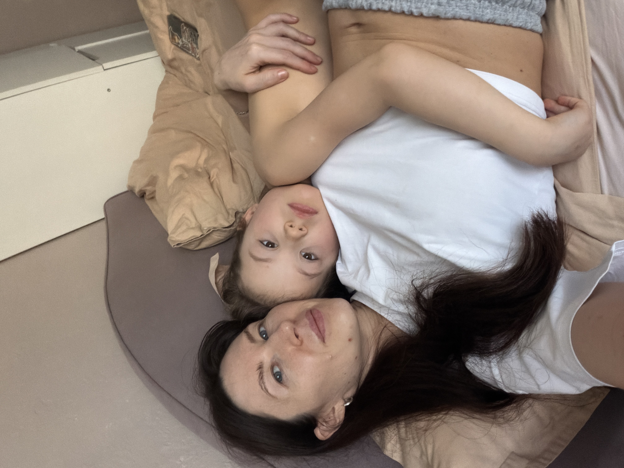 Morning routine captured in Perm home: exercise, meals, family time