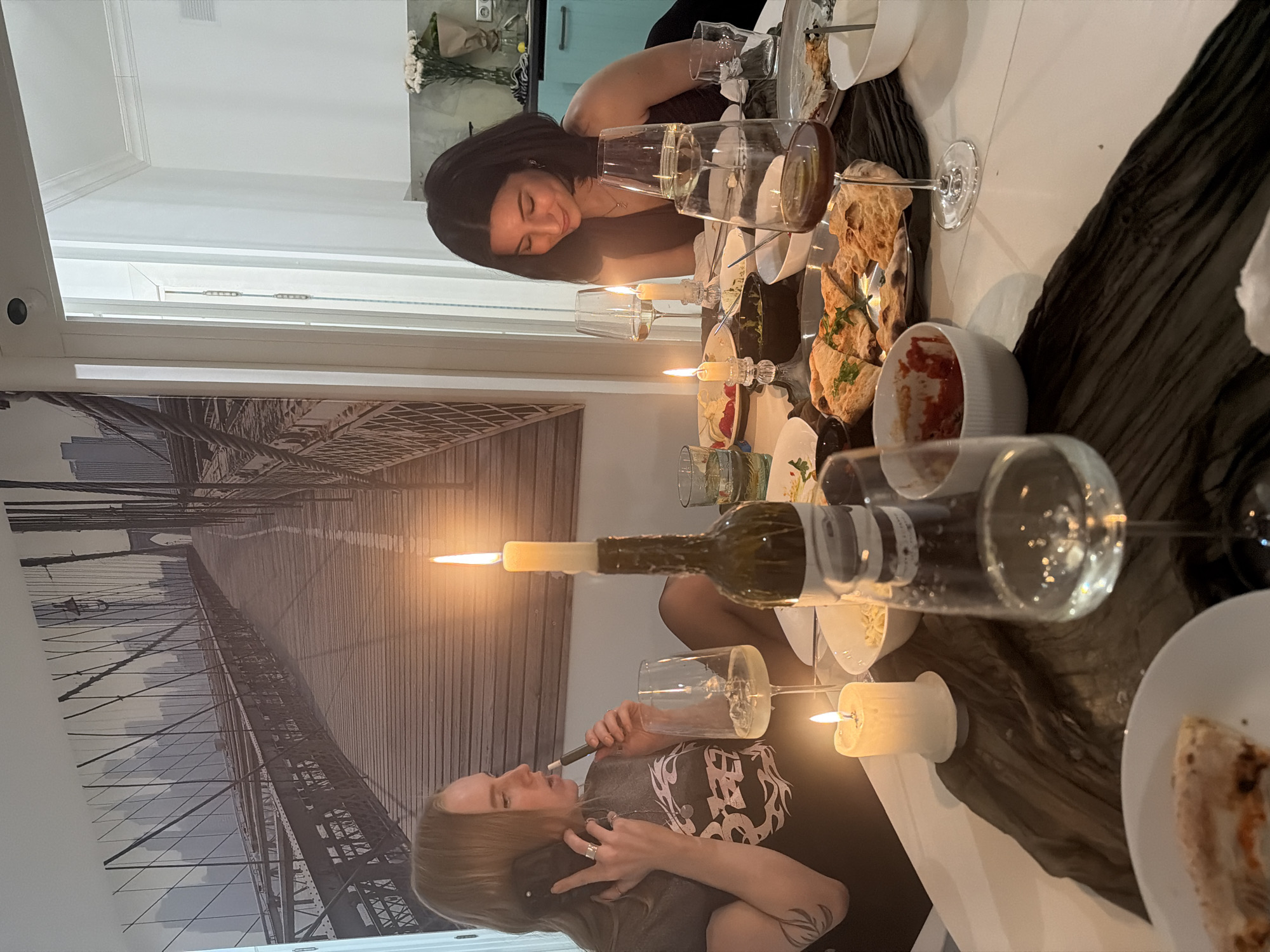 Women share candlelit dinner in Moscow