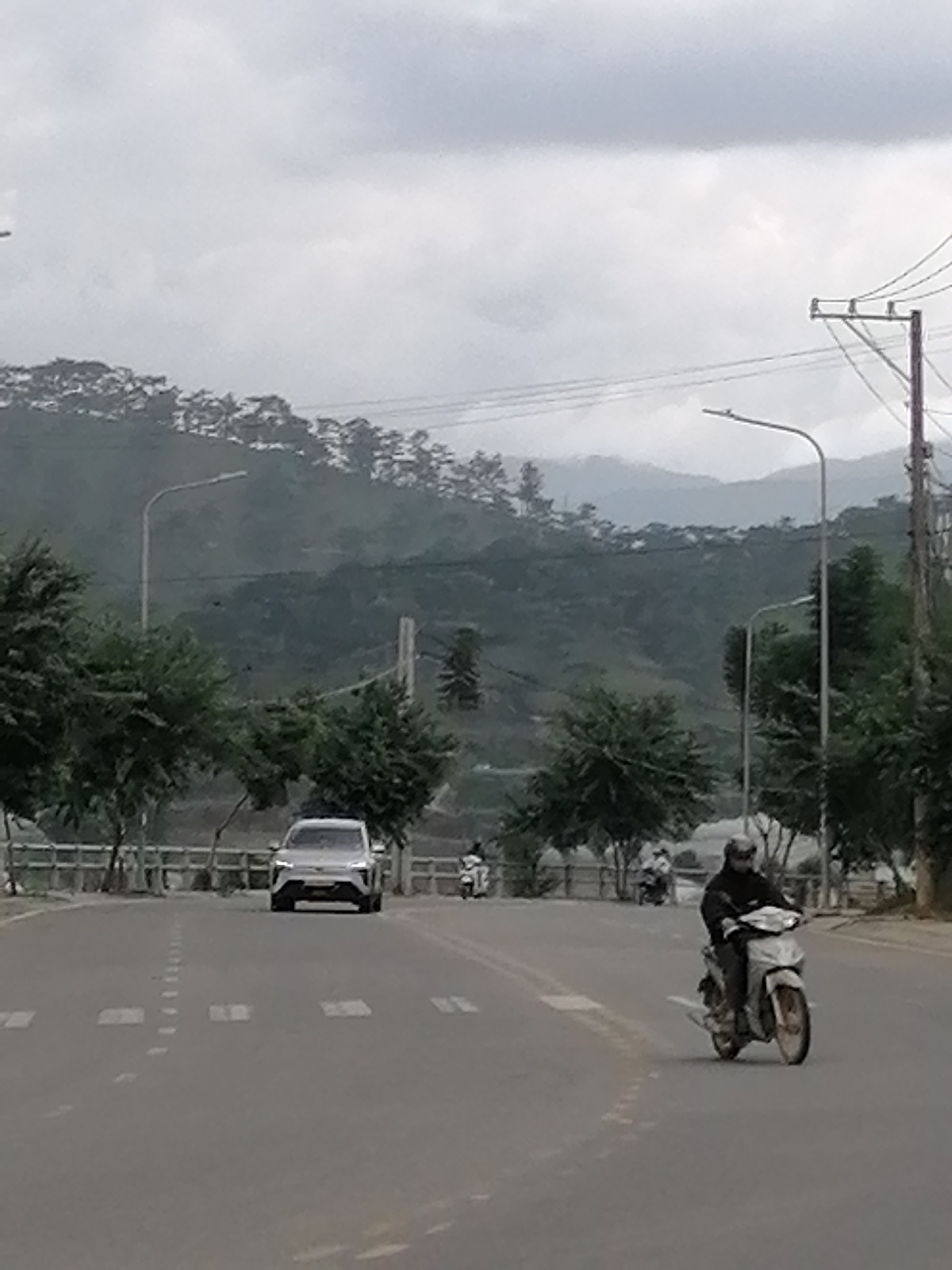 Street-level life in Lạc Dương, from road scenes to market goods
