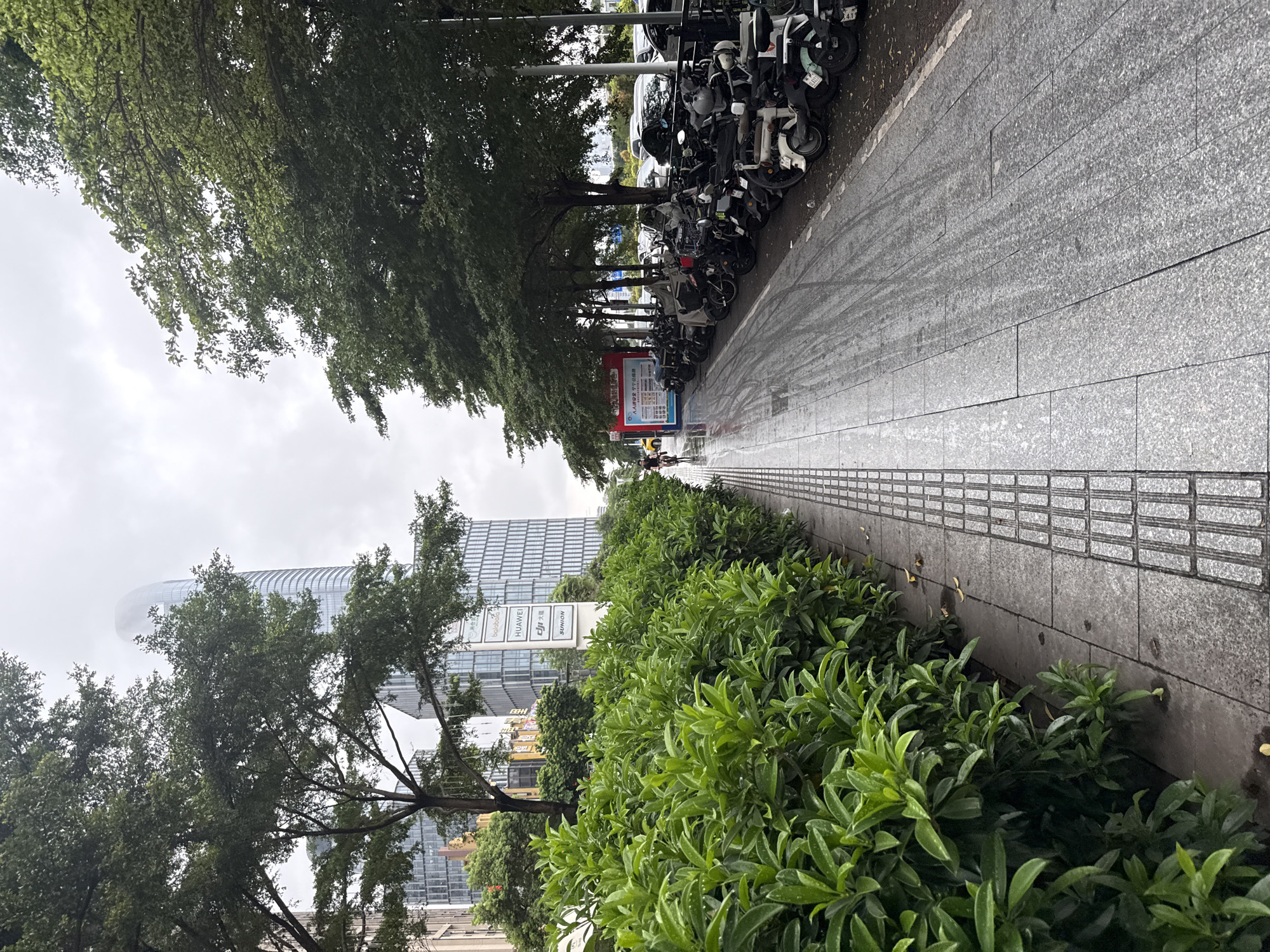 Haizhu District on a rainy commute morning, streets in motion
