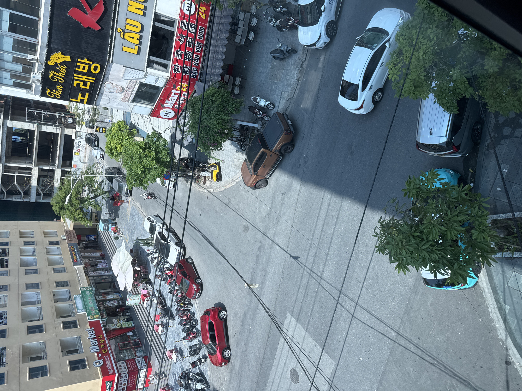 Morning street scenes and indoor activities documented in Đà Nẵng