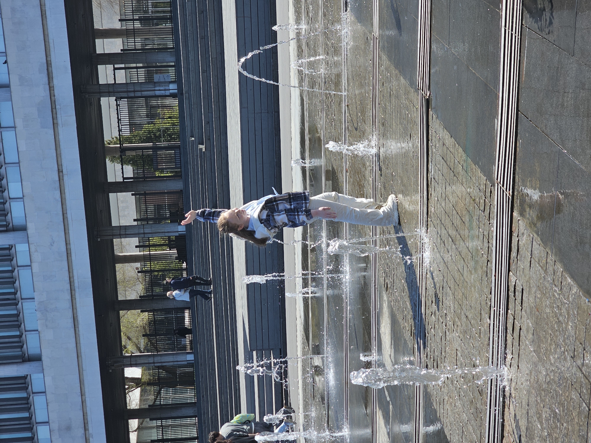 Moscow families enjoy spring morning at Zaryadye Park fountains