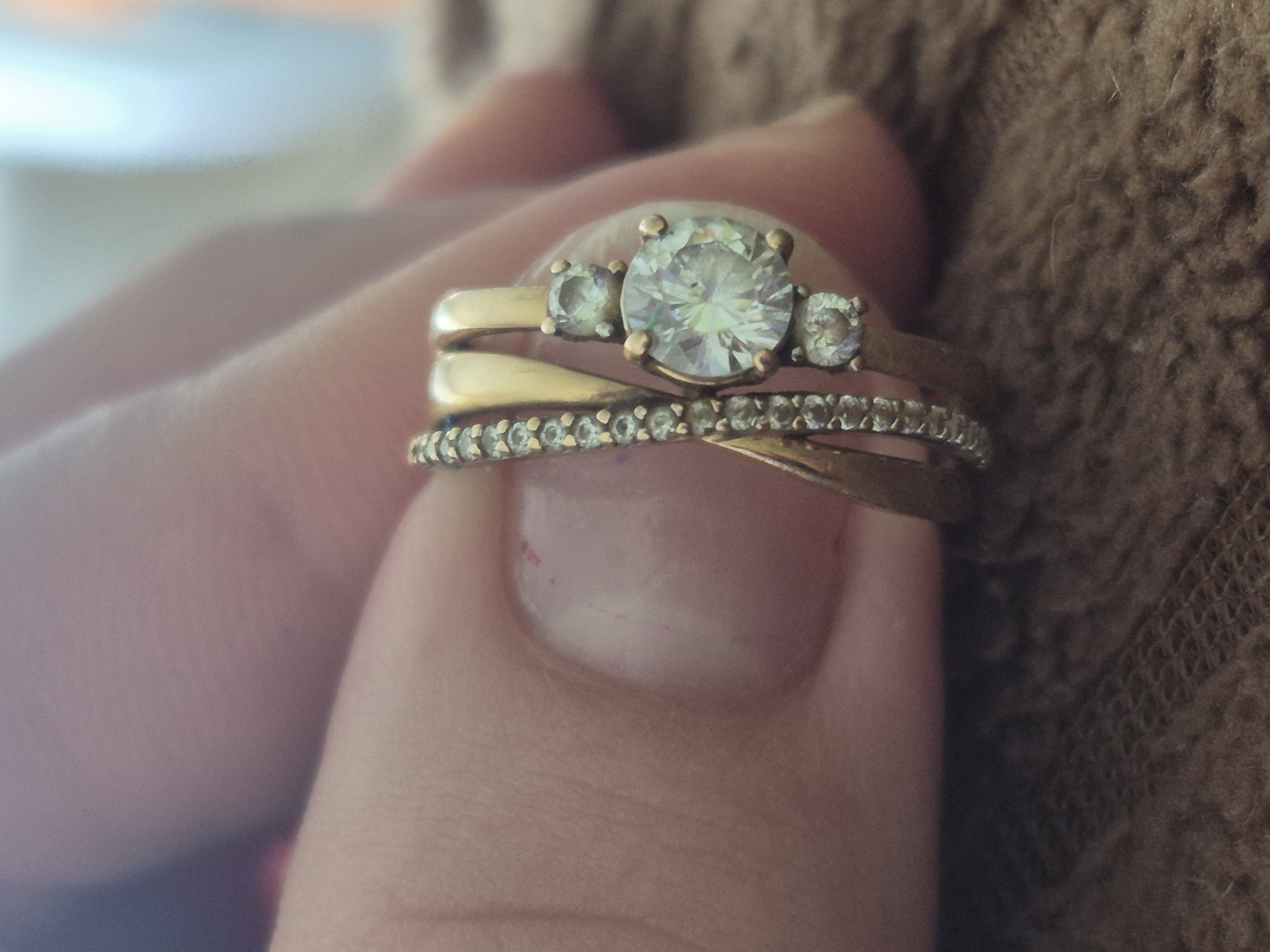 Woman displays gold rings during casual photo session in Tobolsk