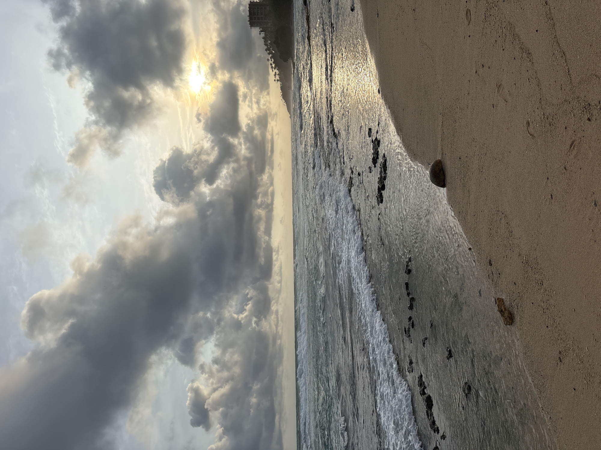 Witness documents stormy coastal conditions in southern Sri Lanka