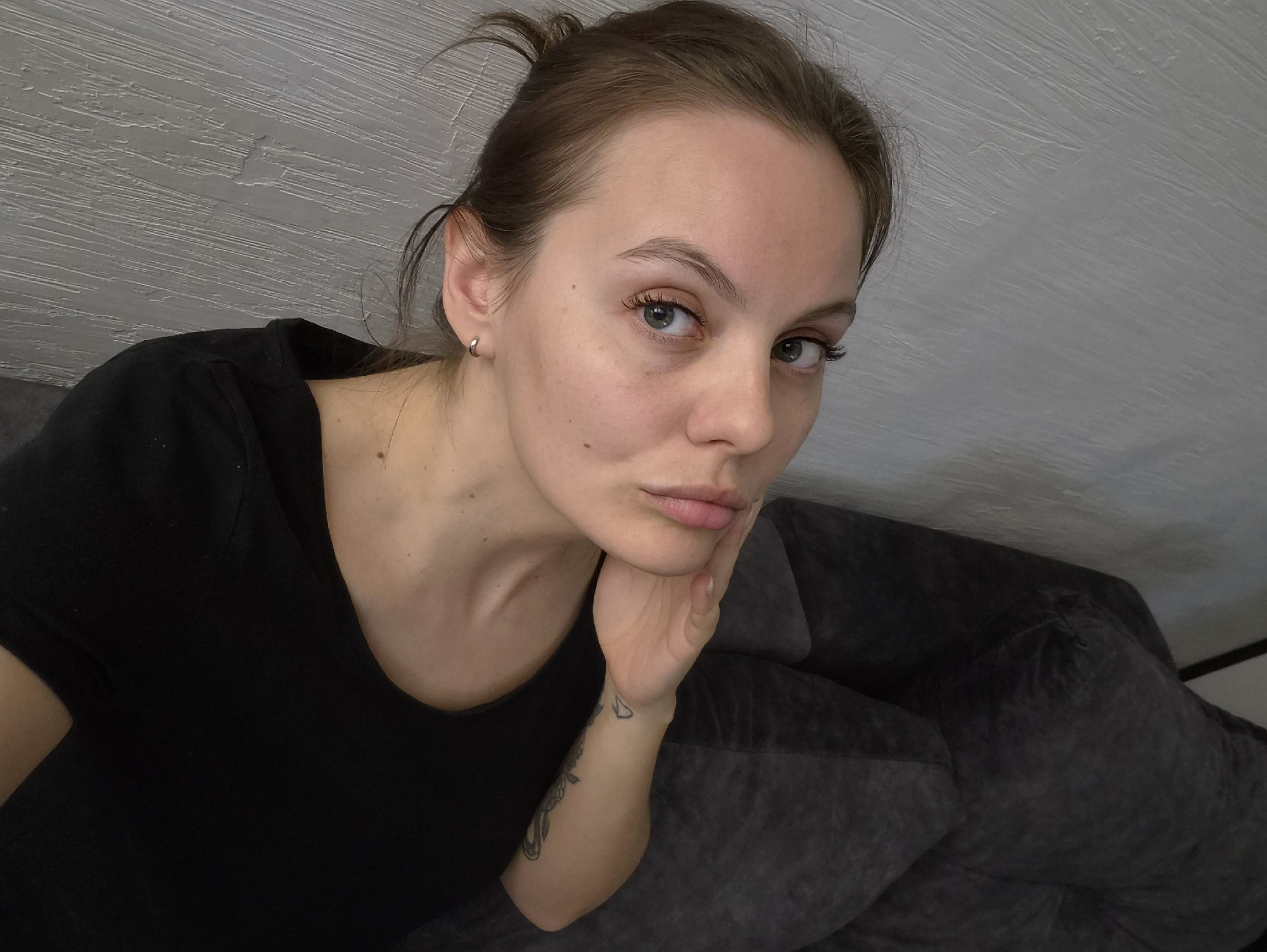 Casual indoor photos document social moment in Chaikovsky, Russia