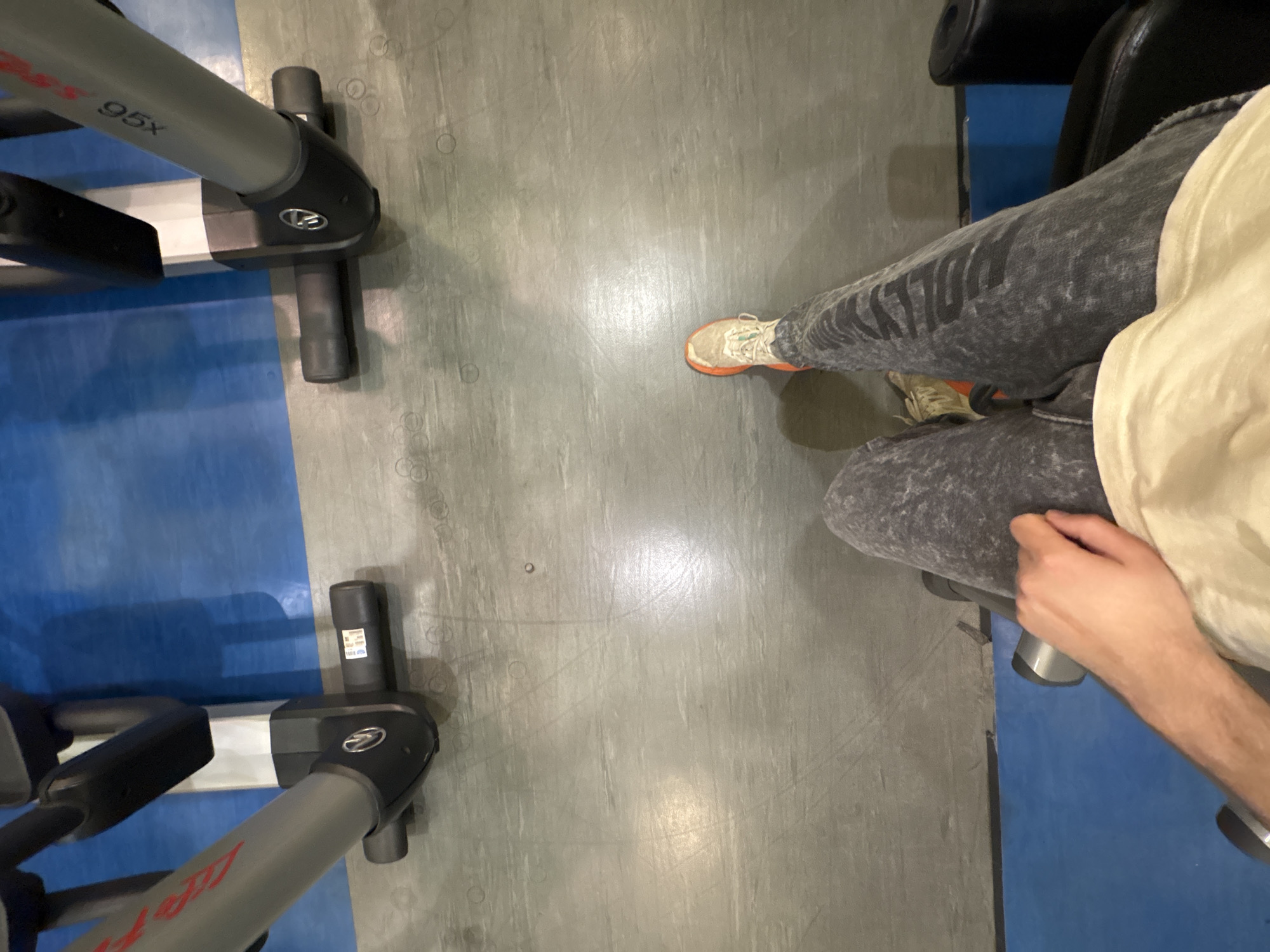 Late-night gym workout captured in Mexico City