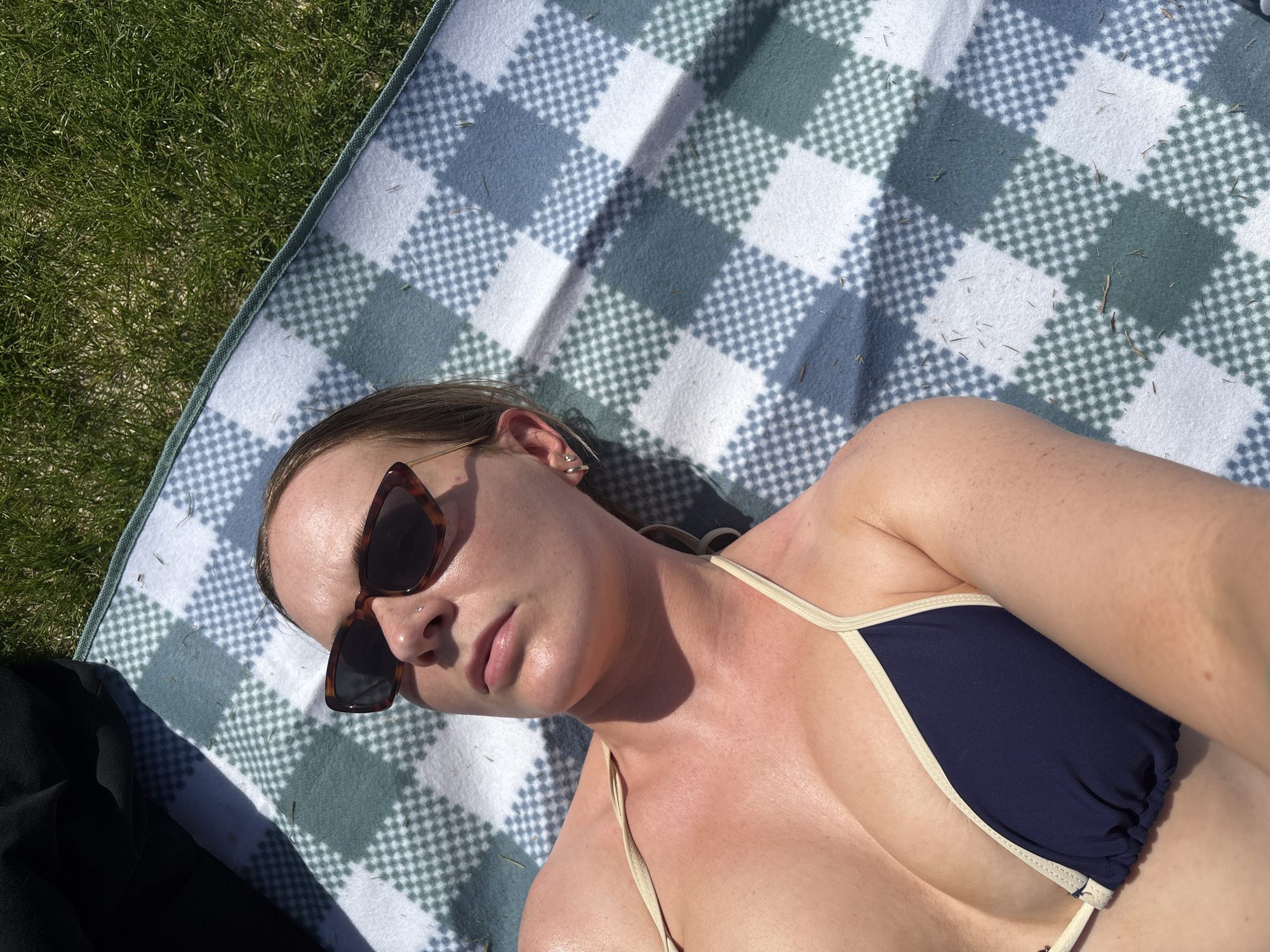 Sunny afternoon draws sunbathers, dog walkers to Glasgow park