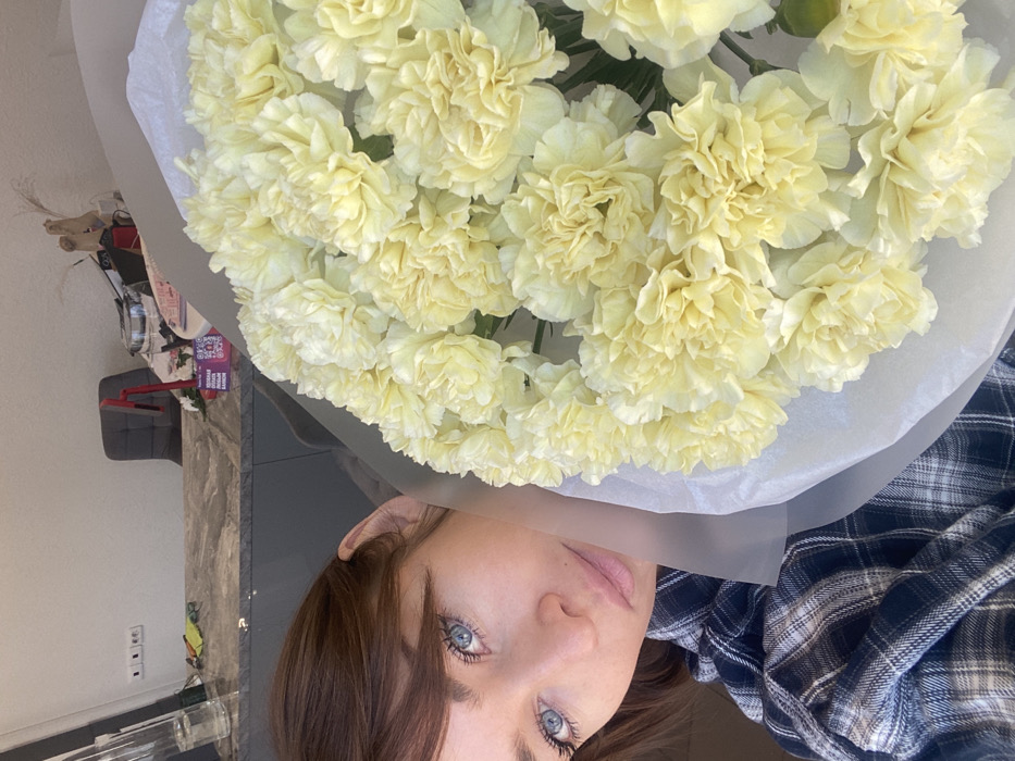 Woman spotted with yellow carnation bouquet in Ust-Ilimsk