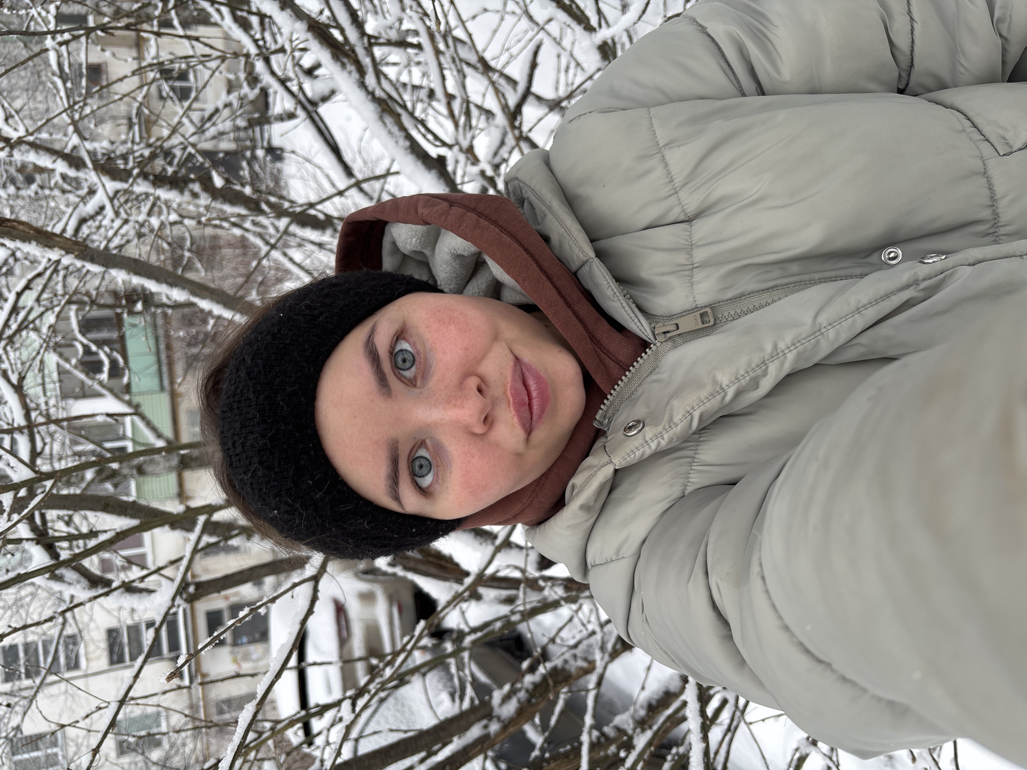 Woman documents fresh April snowfall in Izhevsk, Russia