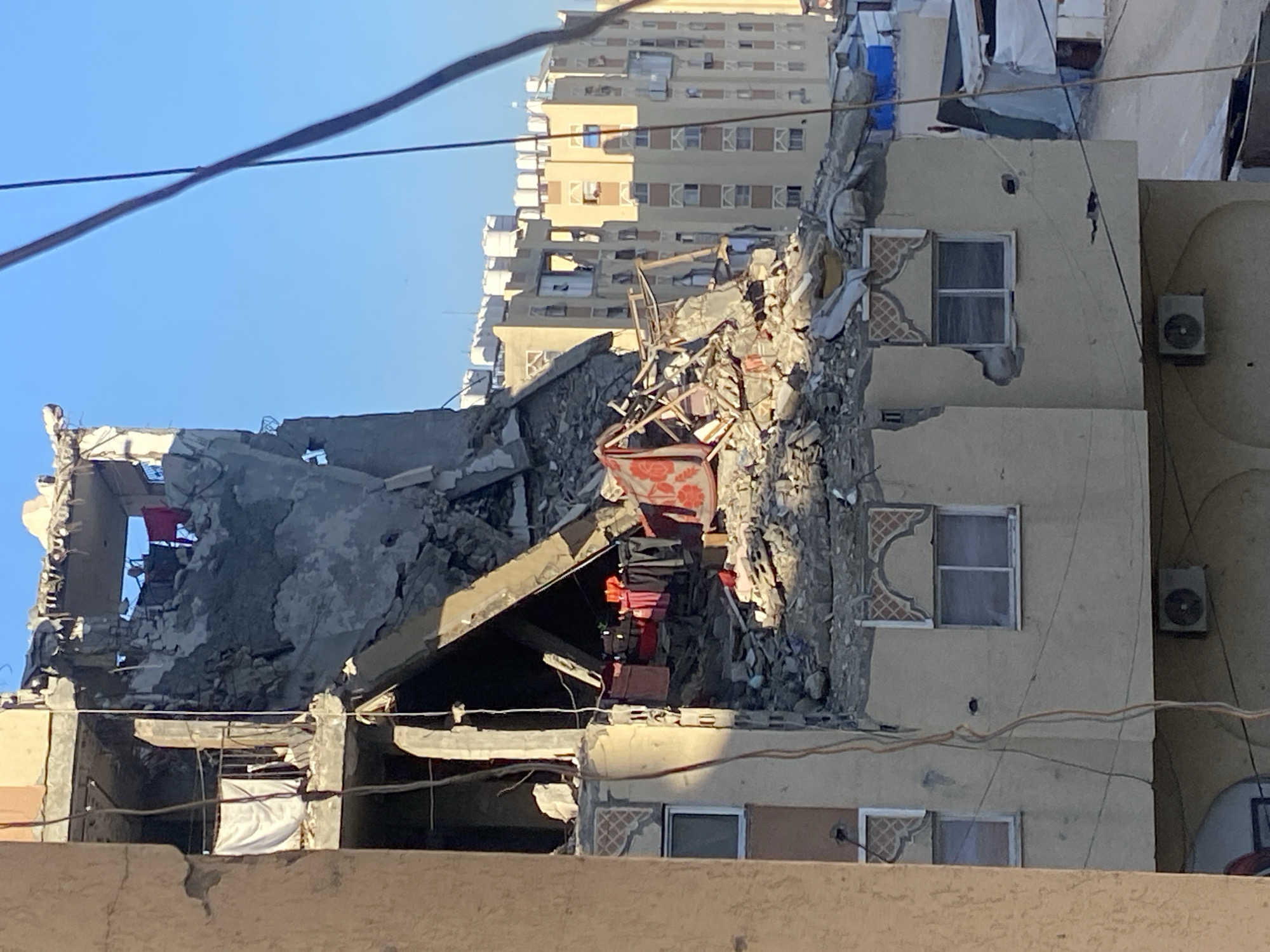 Khan Yunis destruction and displacement documented alongside meal preparation