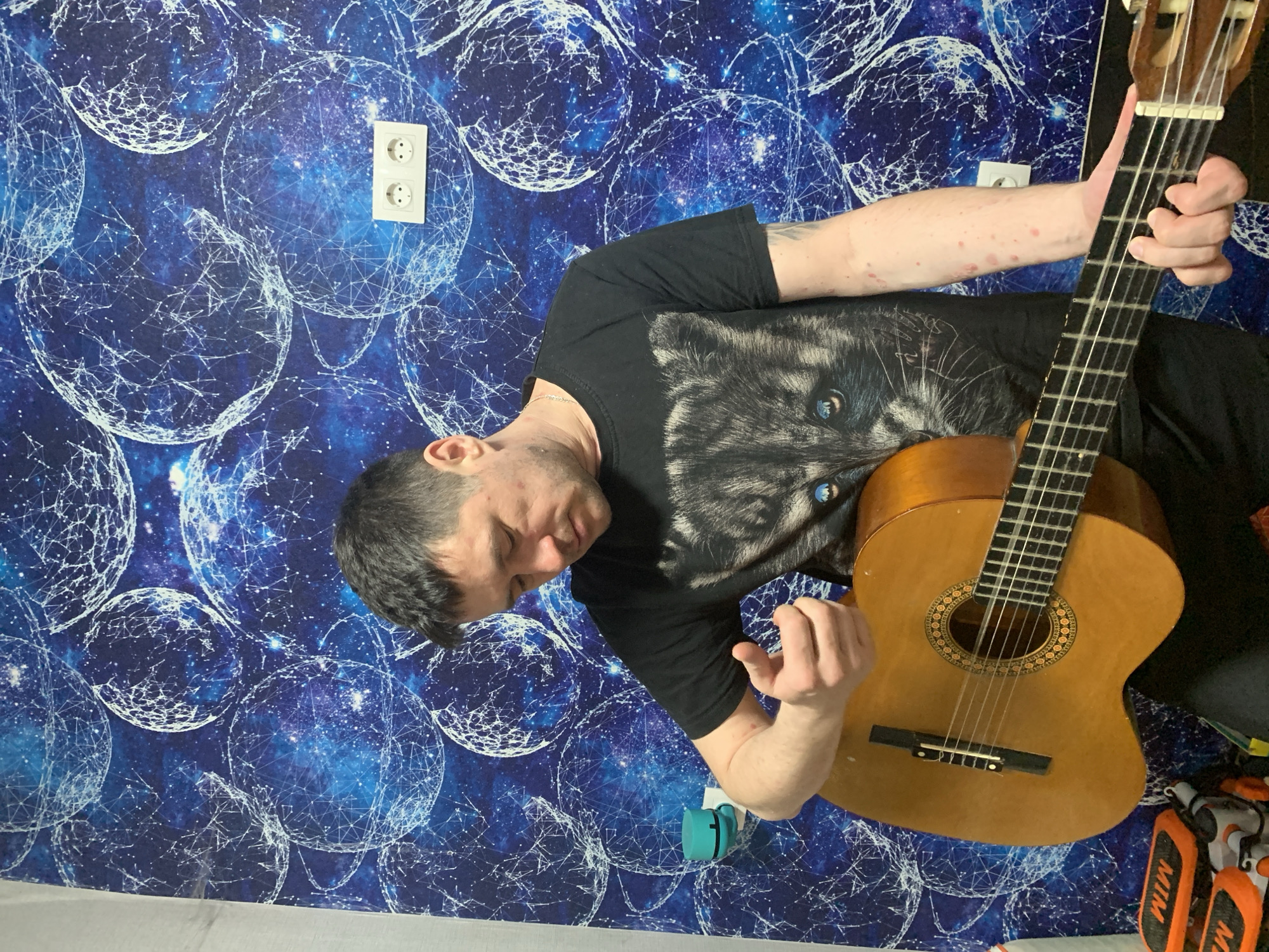 Guitar playing and nighttime car scenes documented in Izhevsk