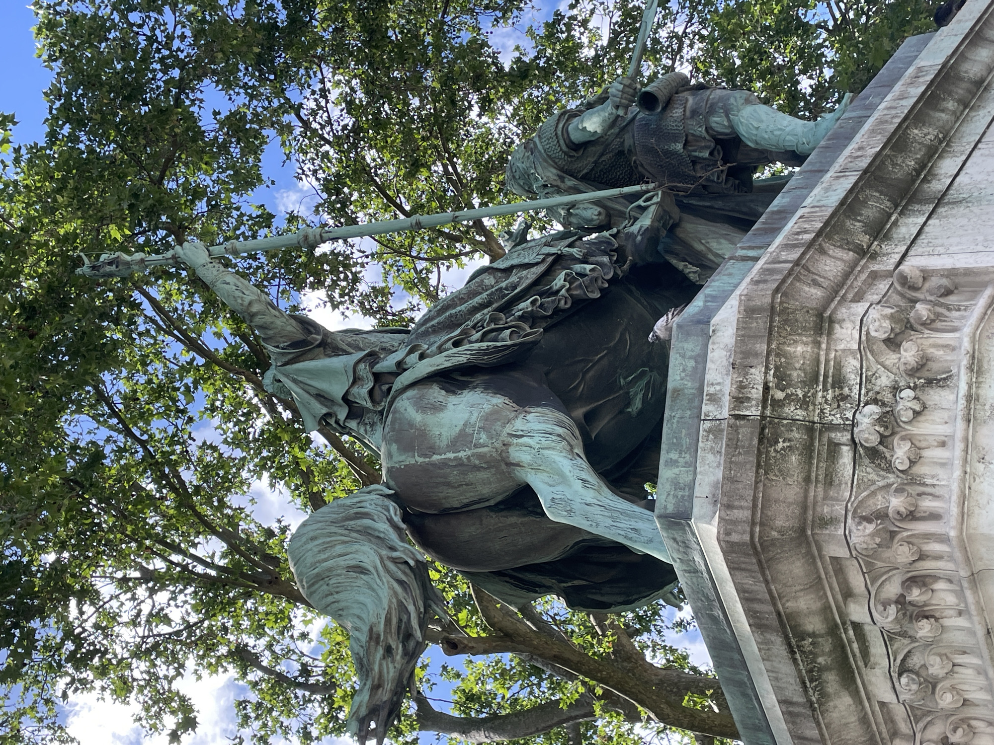 Witness documents Notre Dame Cathedral and monuments in Paris