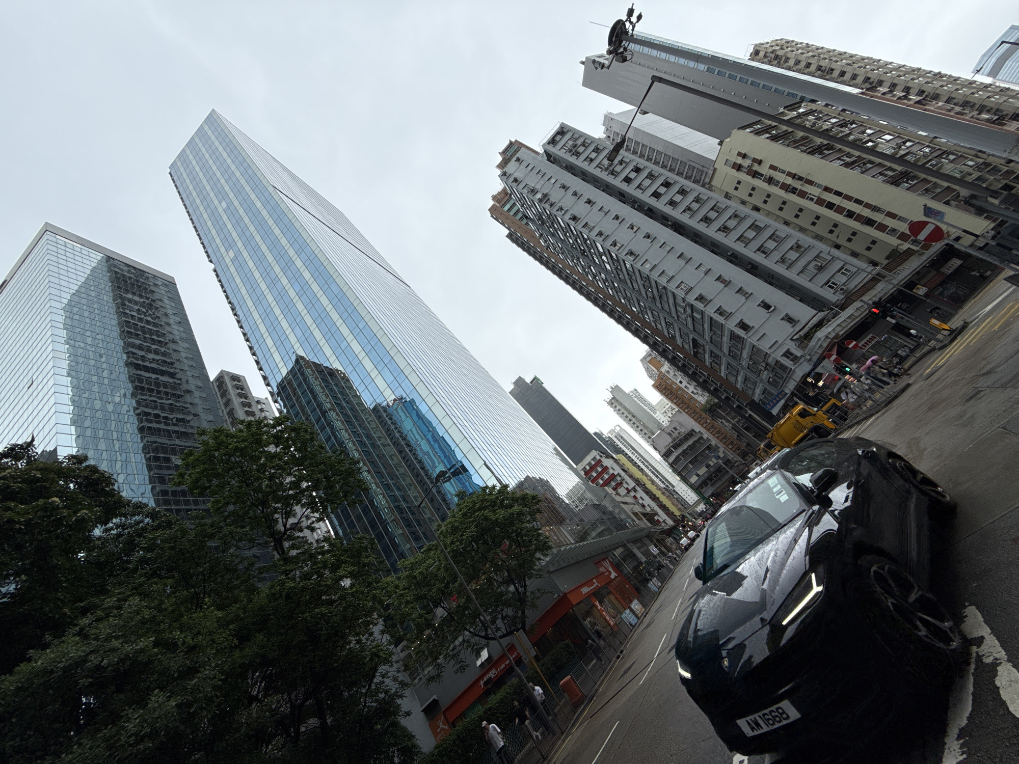 Early morning street scene in Hong Kong captures pedestrians