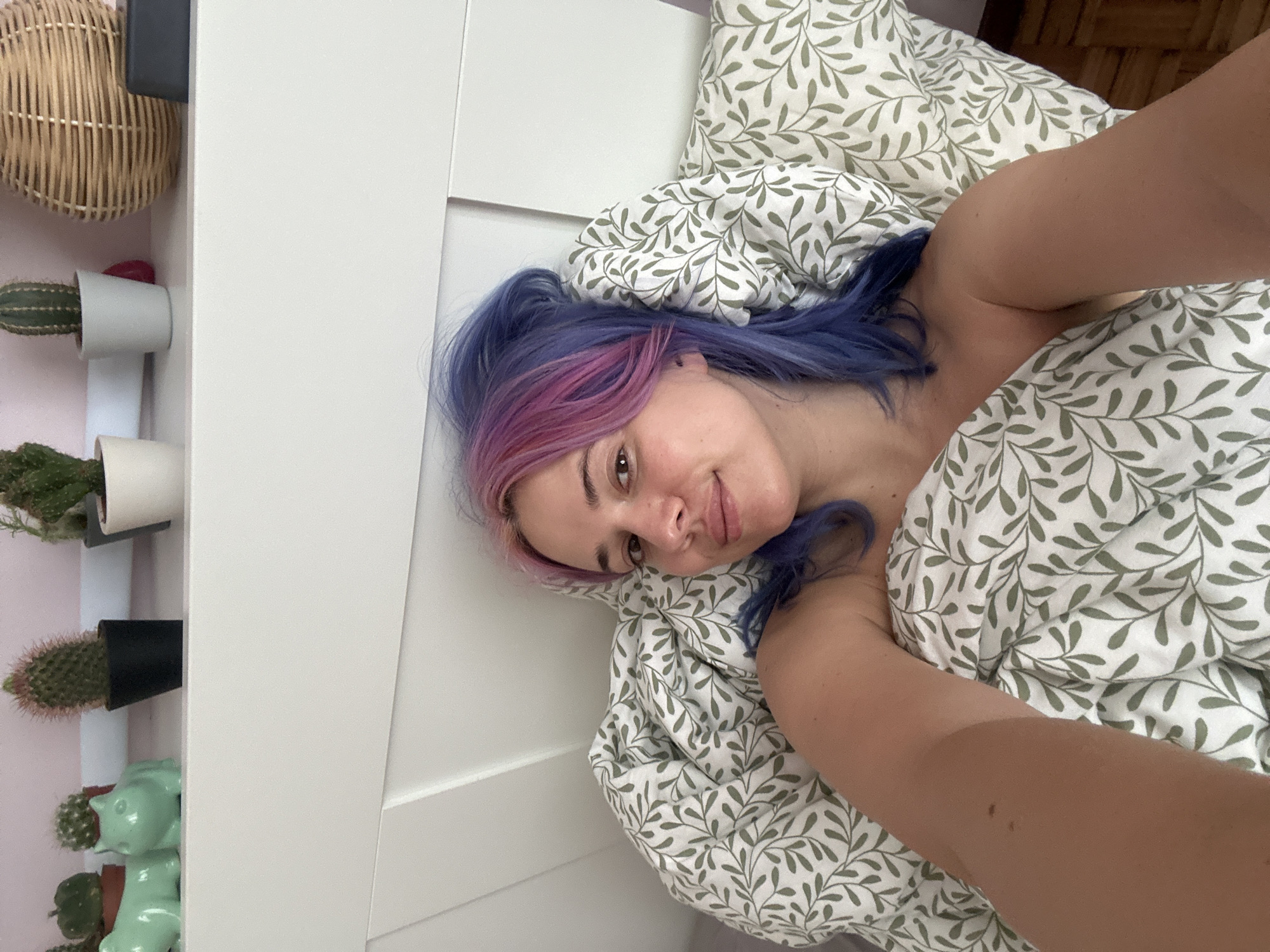 Morning personal moments captured in Gijón home with Russian messages