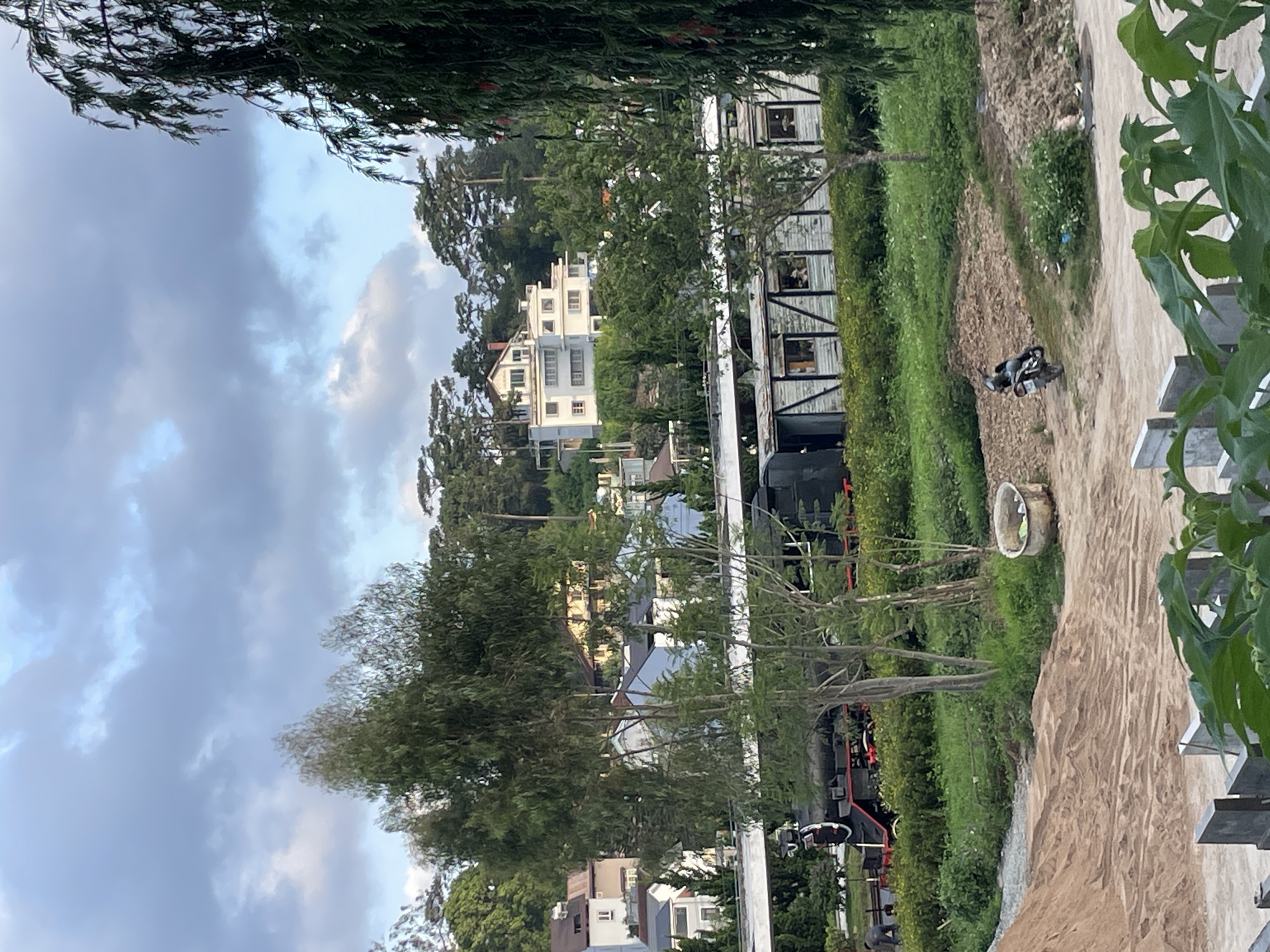 Street-level and construction scenes around central Đà Lạt