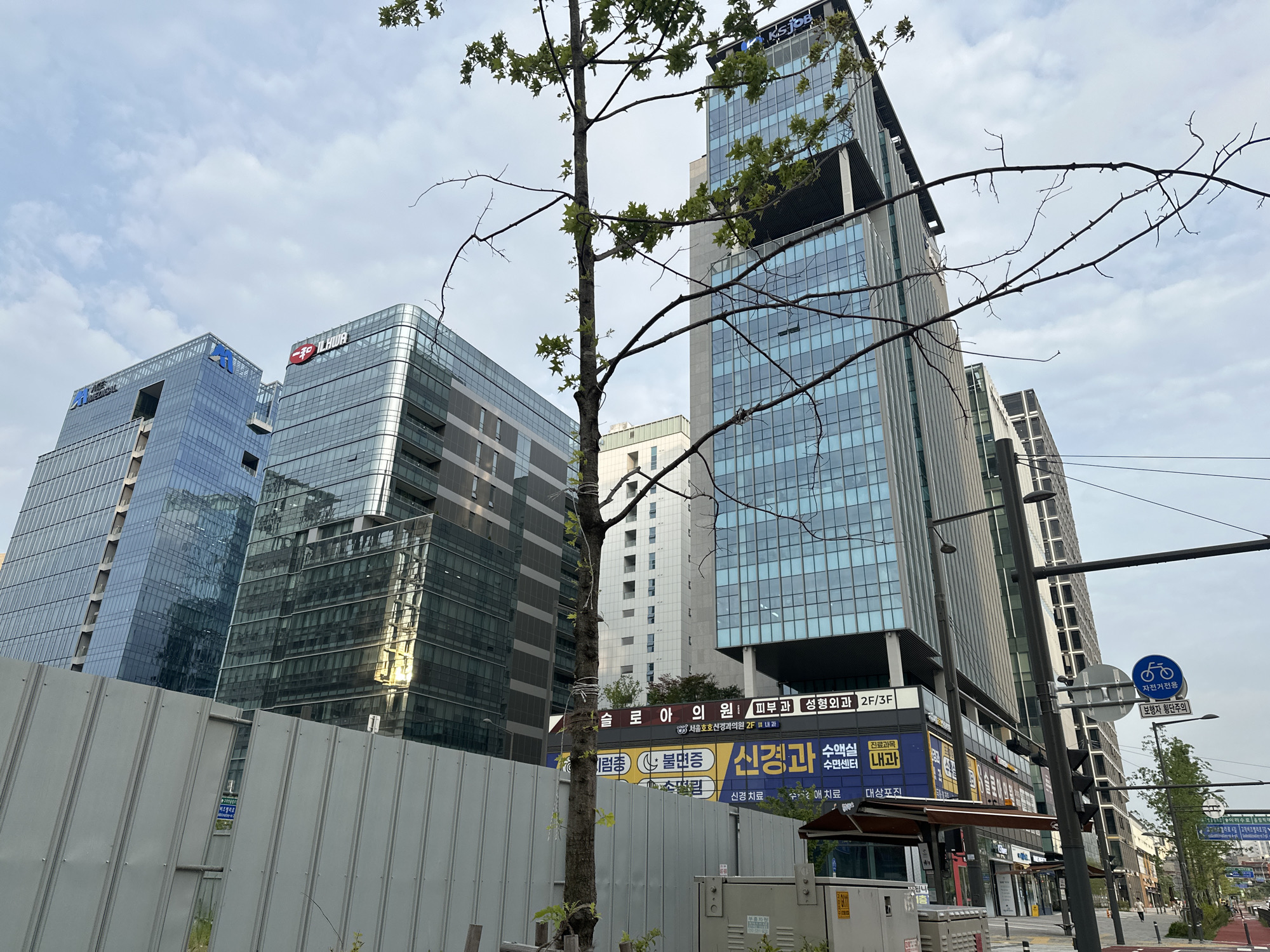 Street-level Seoul: construction, bike lanes, and a busy mall interior