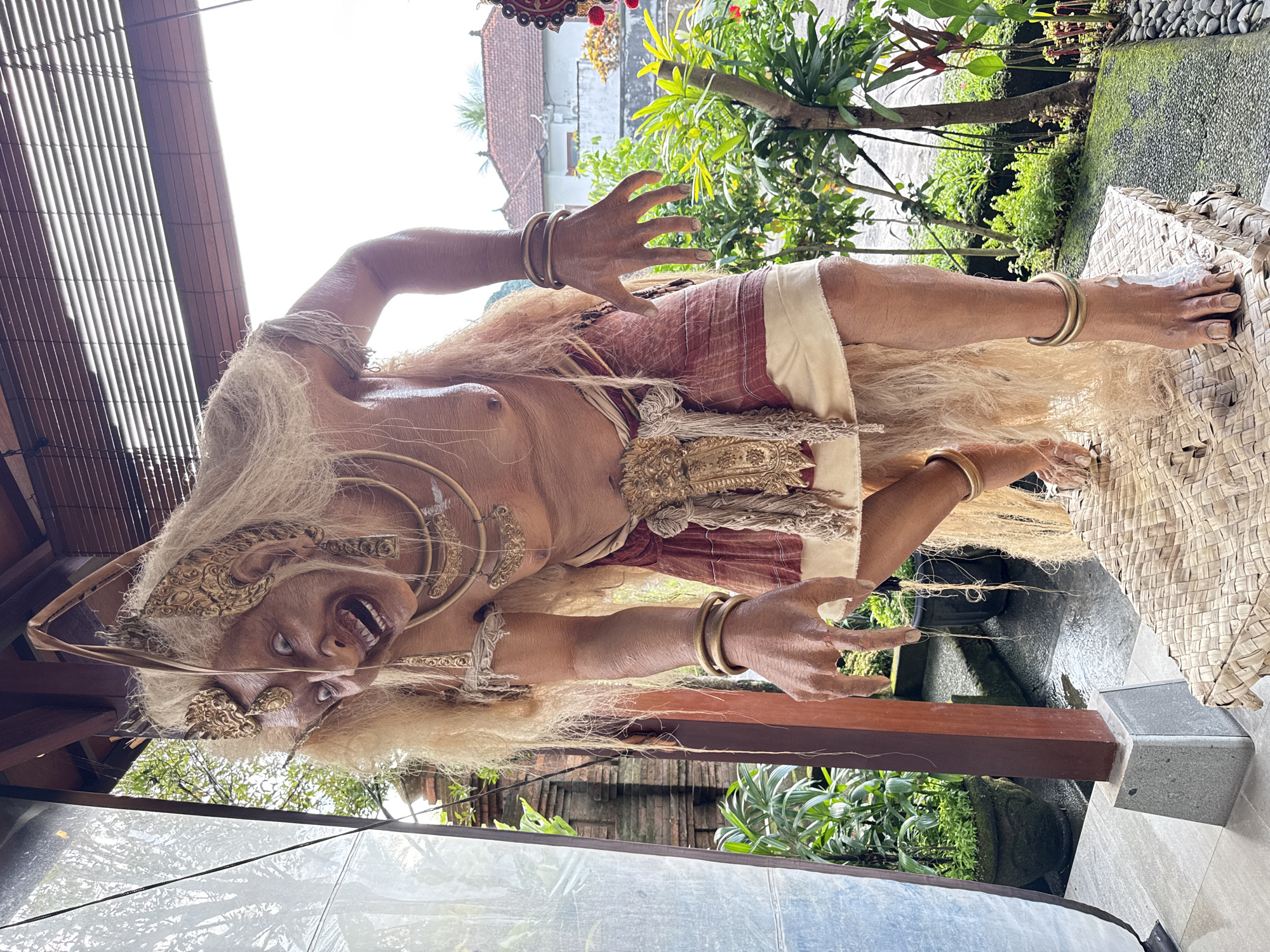 Balinese effigy and signage at a Payangan cultural spot