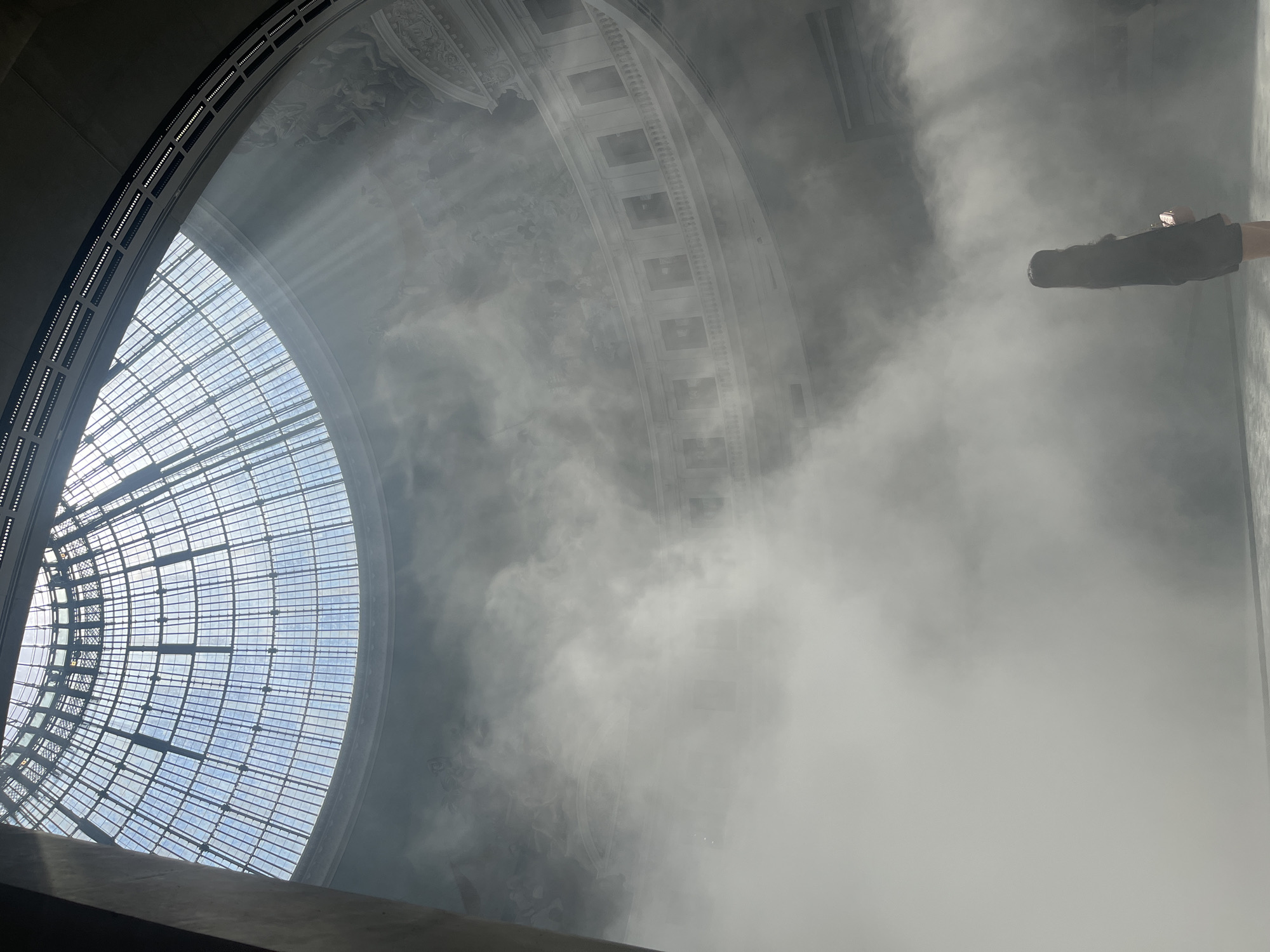 Fog installation transforms Paris Bourse atrium into misty spectacle