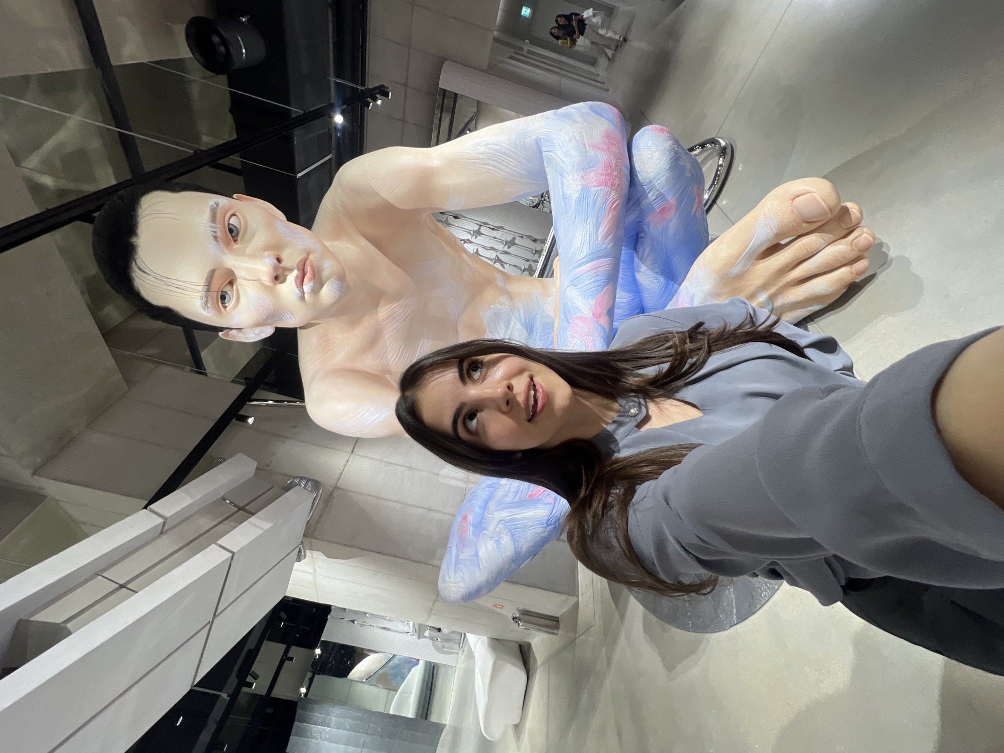 Woman takes creative selfies at Seoul art gallery