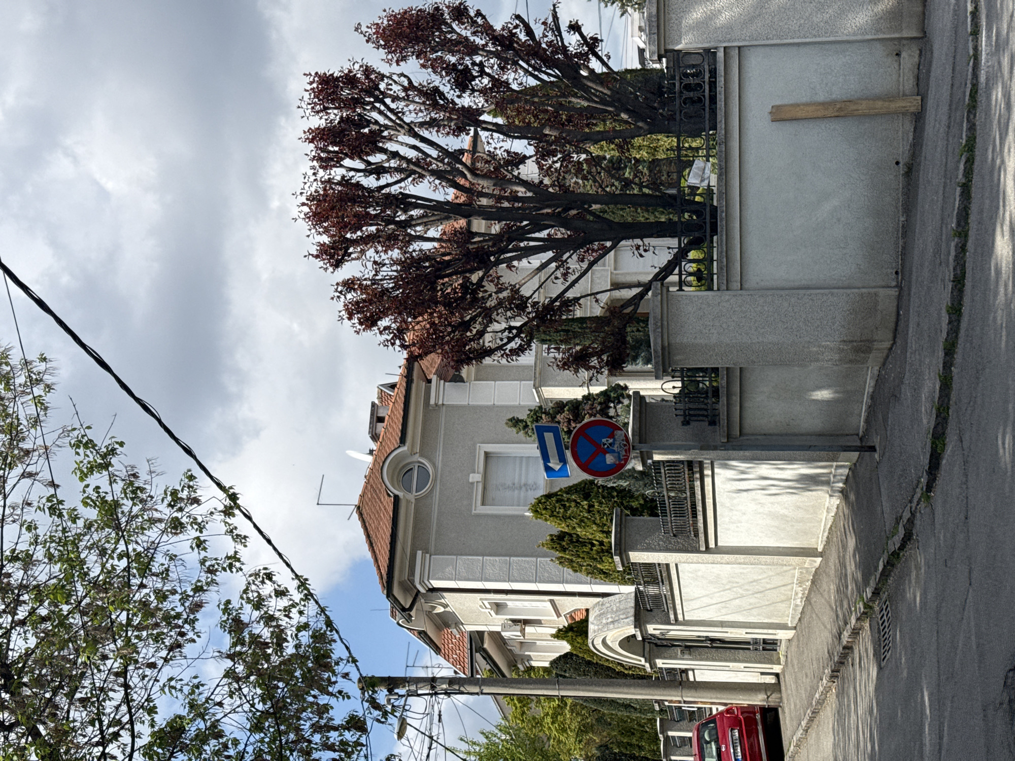 Daily life documented in Vozdovac: residential streets, public transit