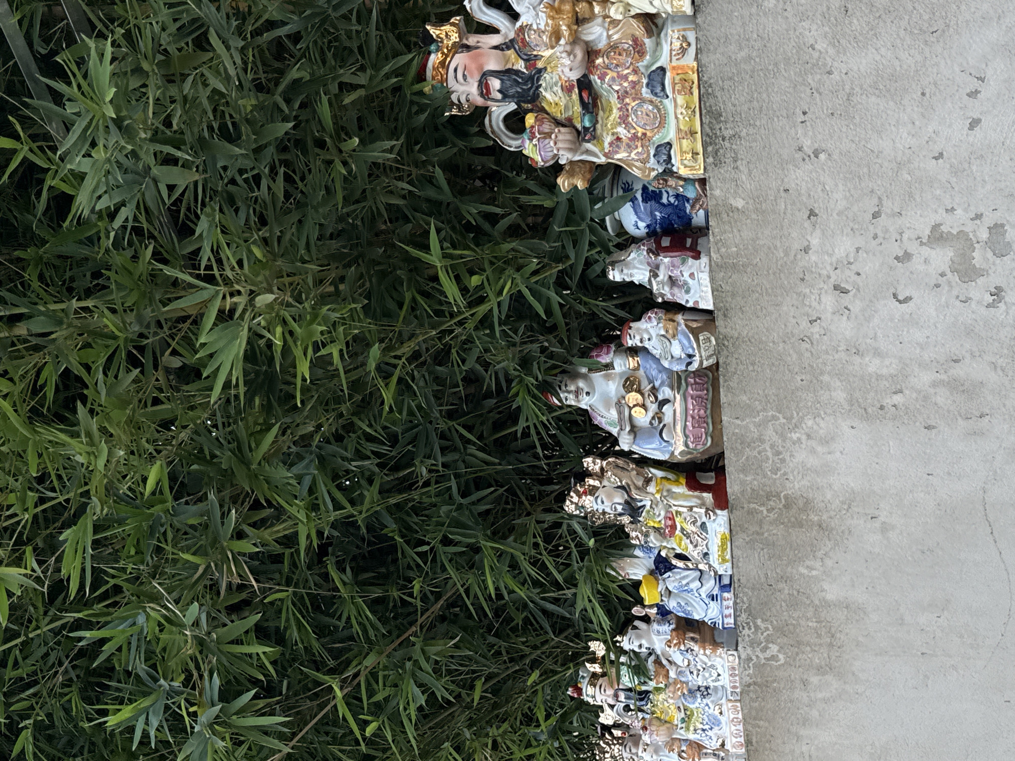 Morning riverside documentation captures religious artifacts and daily life in Hà Nội