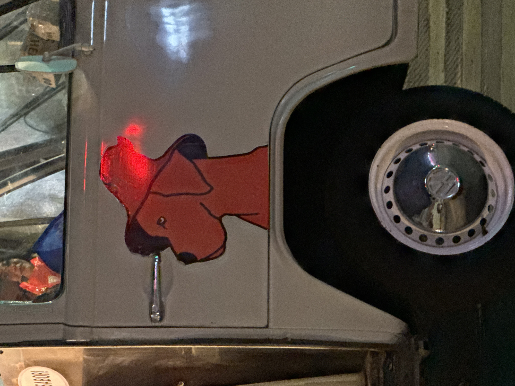 Food truck with dog mascot spotted in Puebla