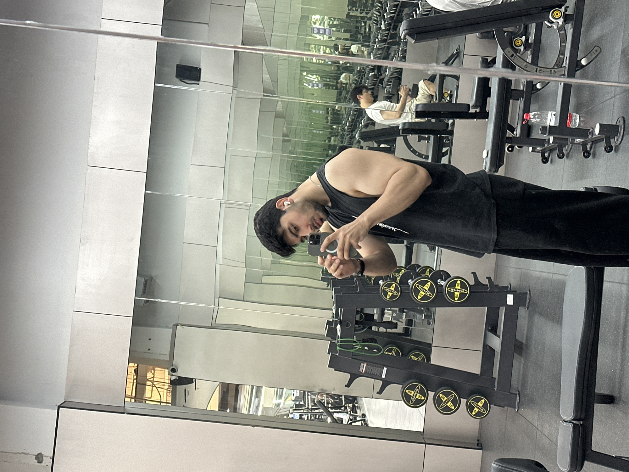 Gym Users Exercise, Take Selfies in Chongqing Fitness Center
