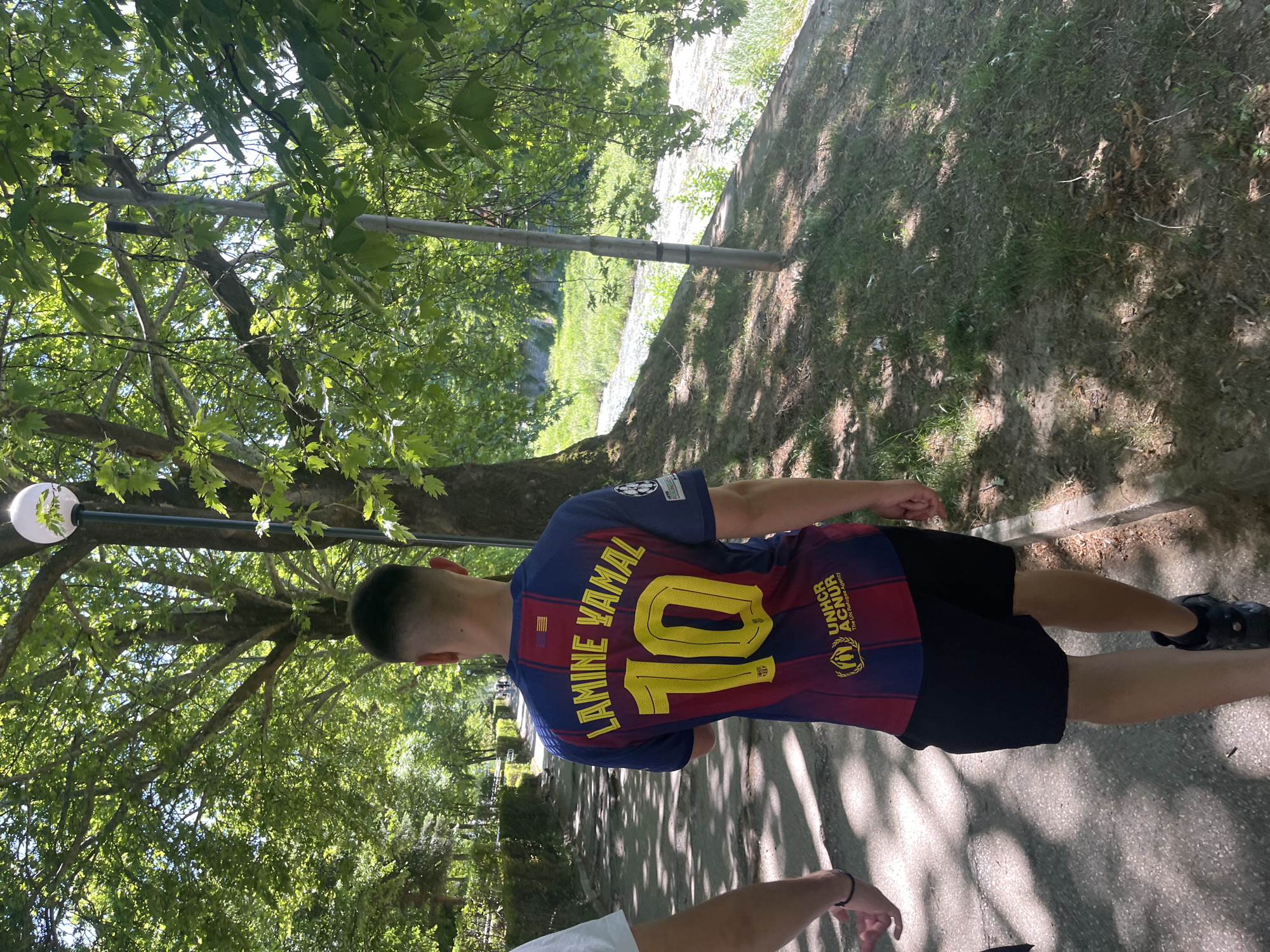 Person in Barcelona Yamal jersey spotted in Blagoevgrad park