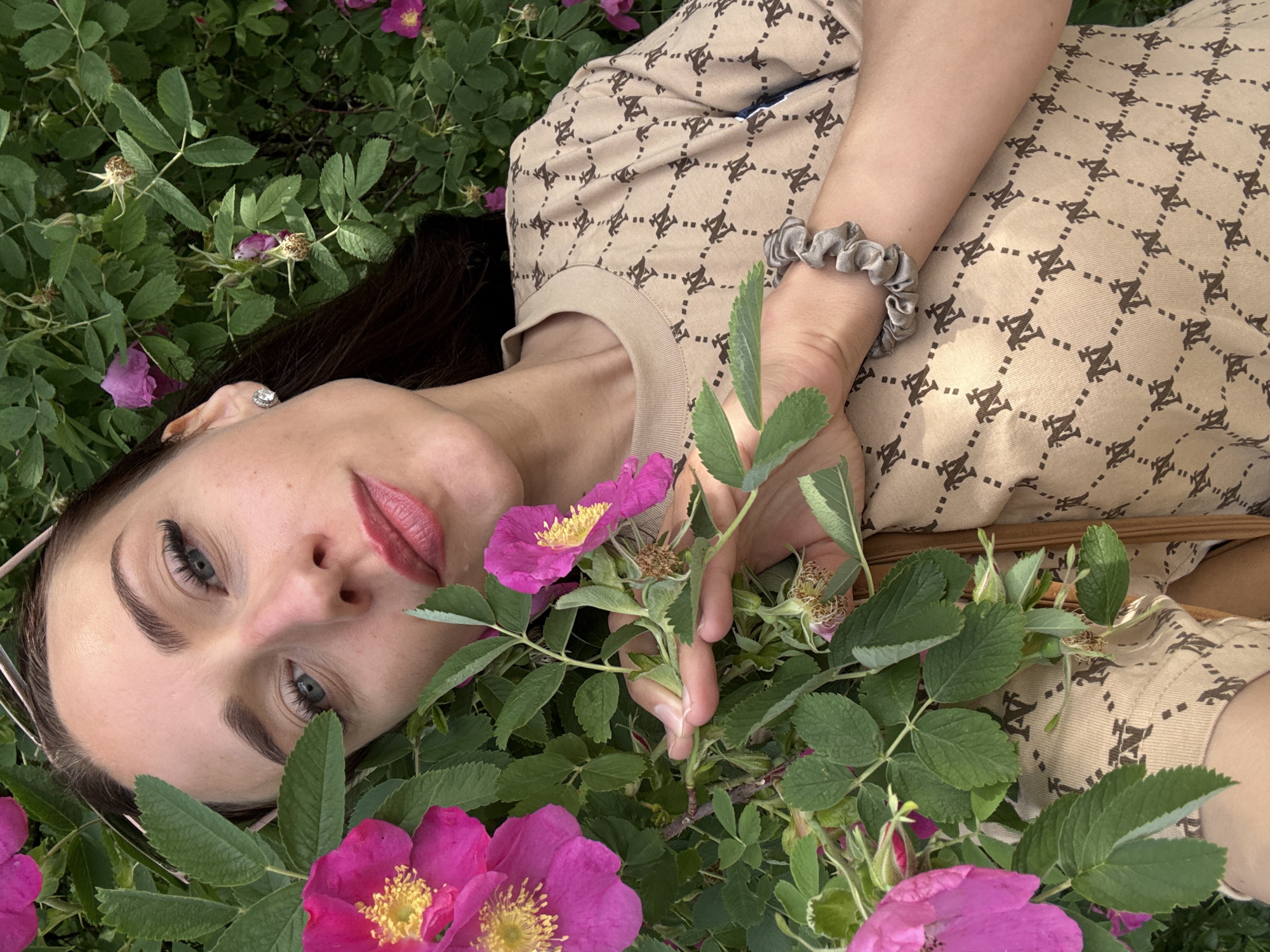 Morning park scenes captured in Saint Petersburg amid flowers
