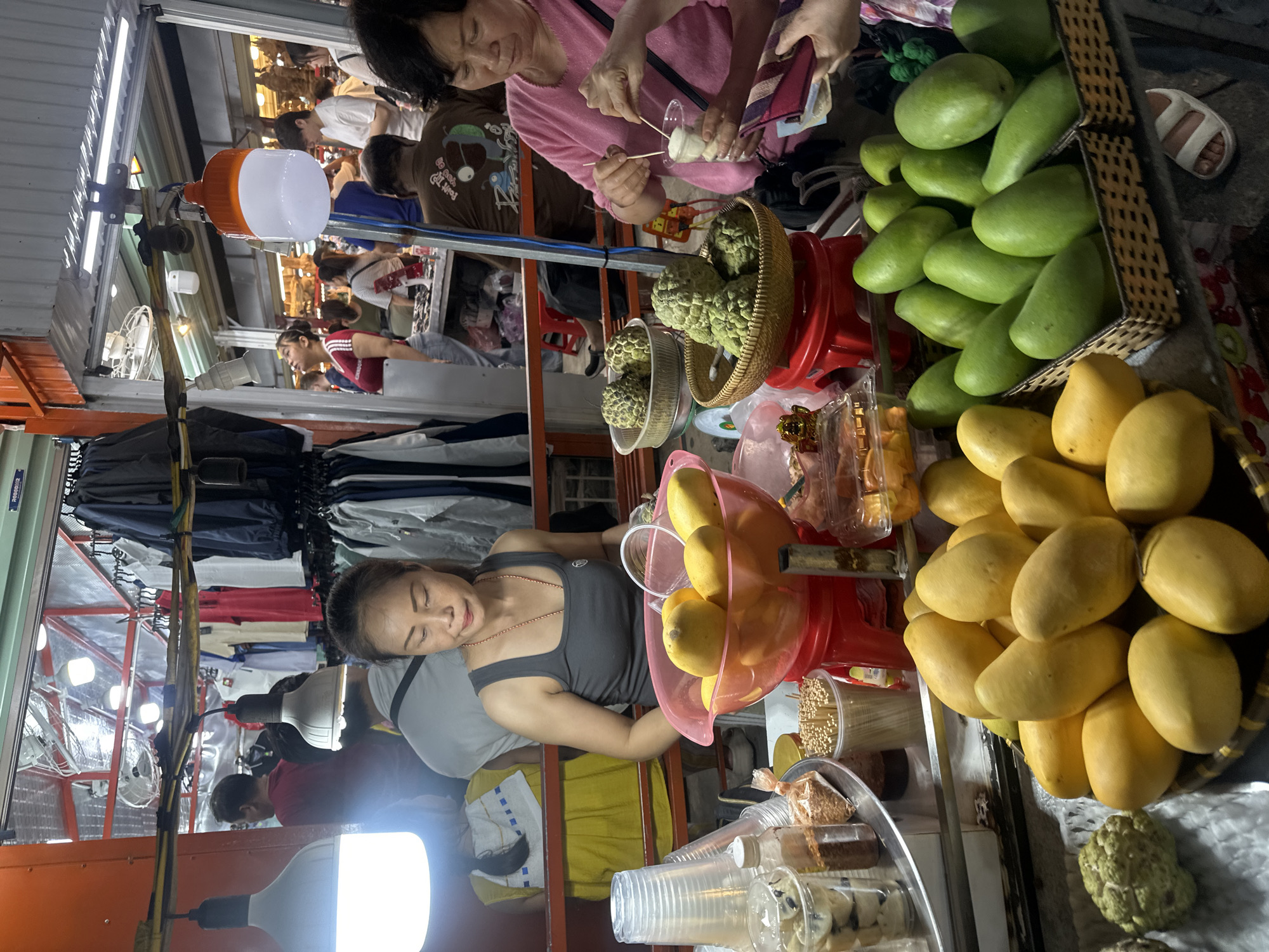 Fruit vendor operates bustling market stall in Đà Nẵng