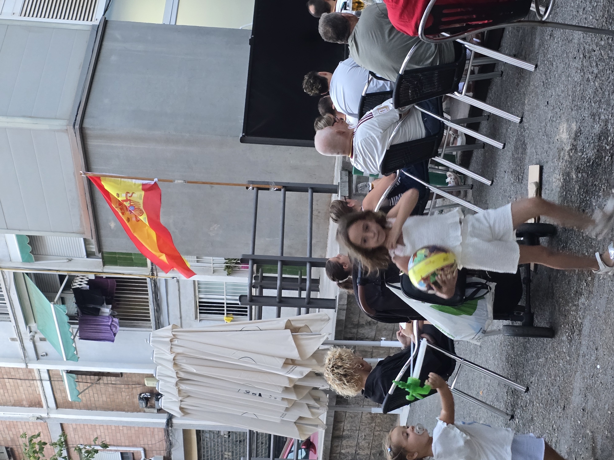 Evening crowd at Bar La Parra, Cornellà de Llobregat
