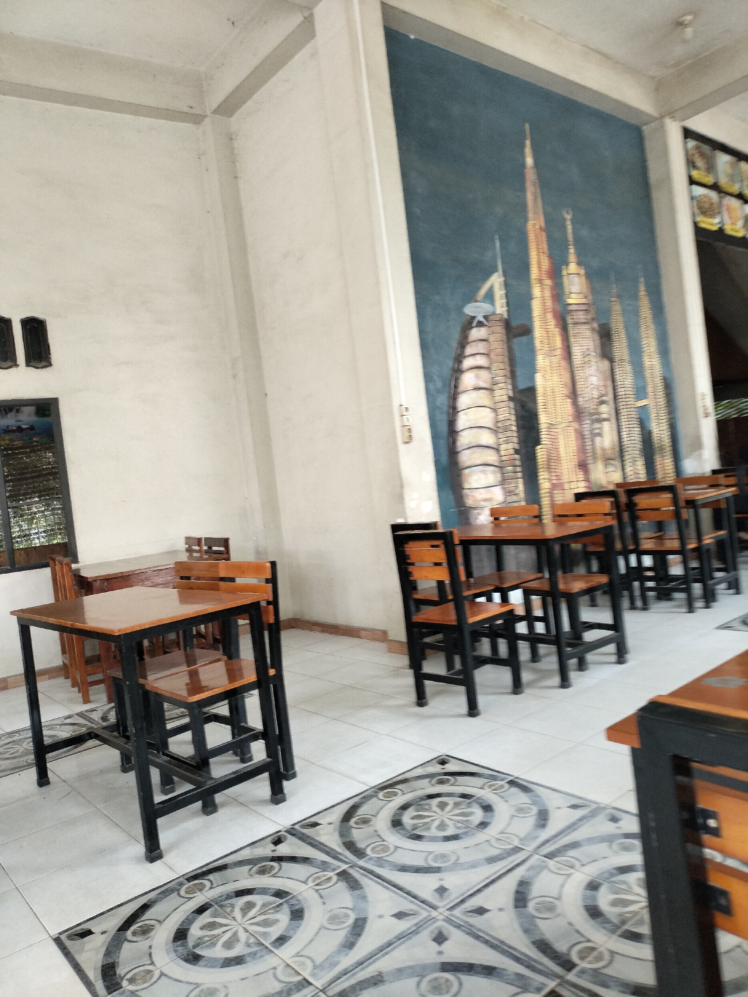 Leisurely Indonesian restaurant meal with food, drinks, and garden surroundings