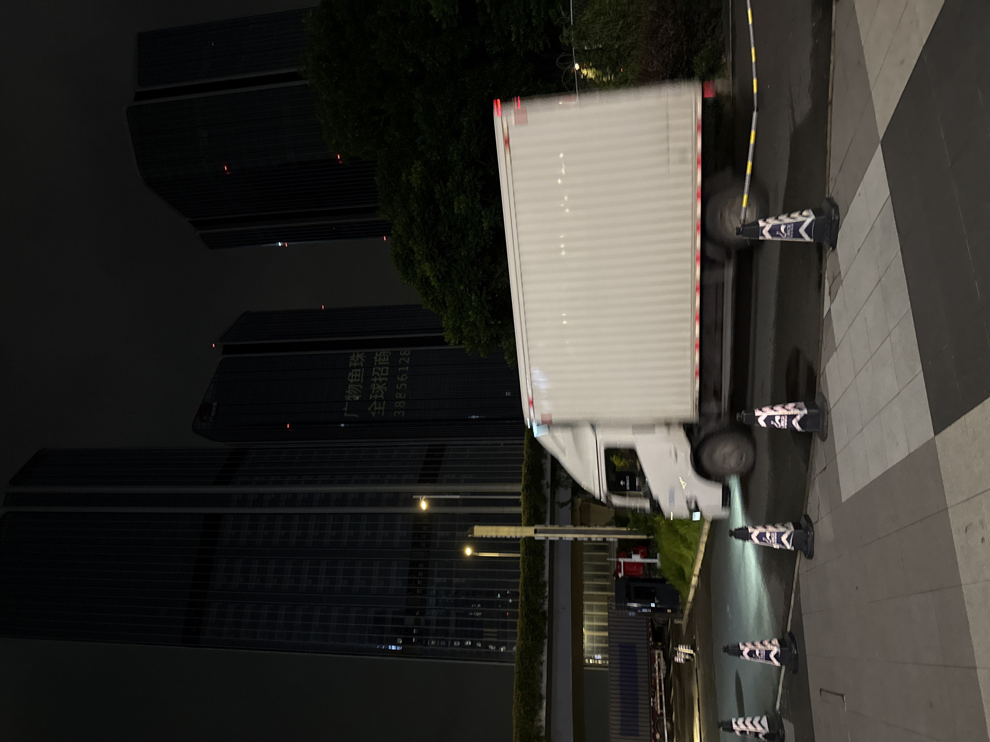 Ordinary nighttime urban scenes documented across two Guangzhou districts