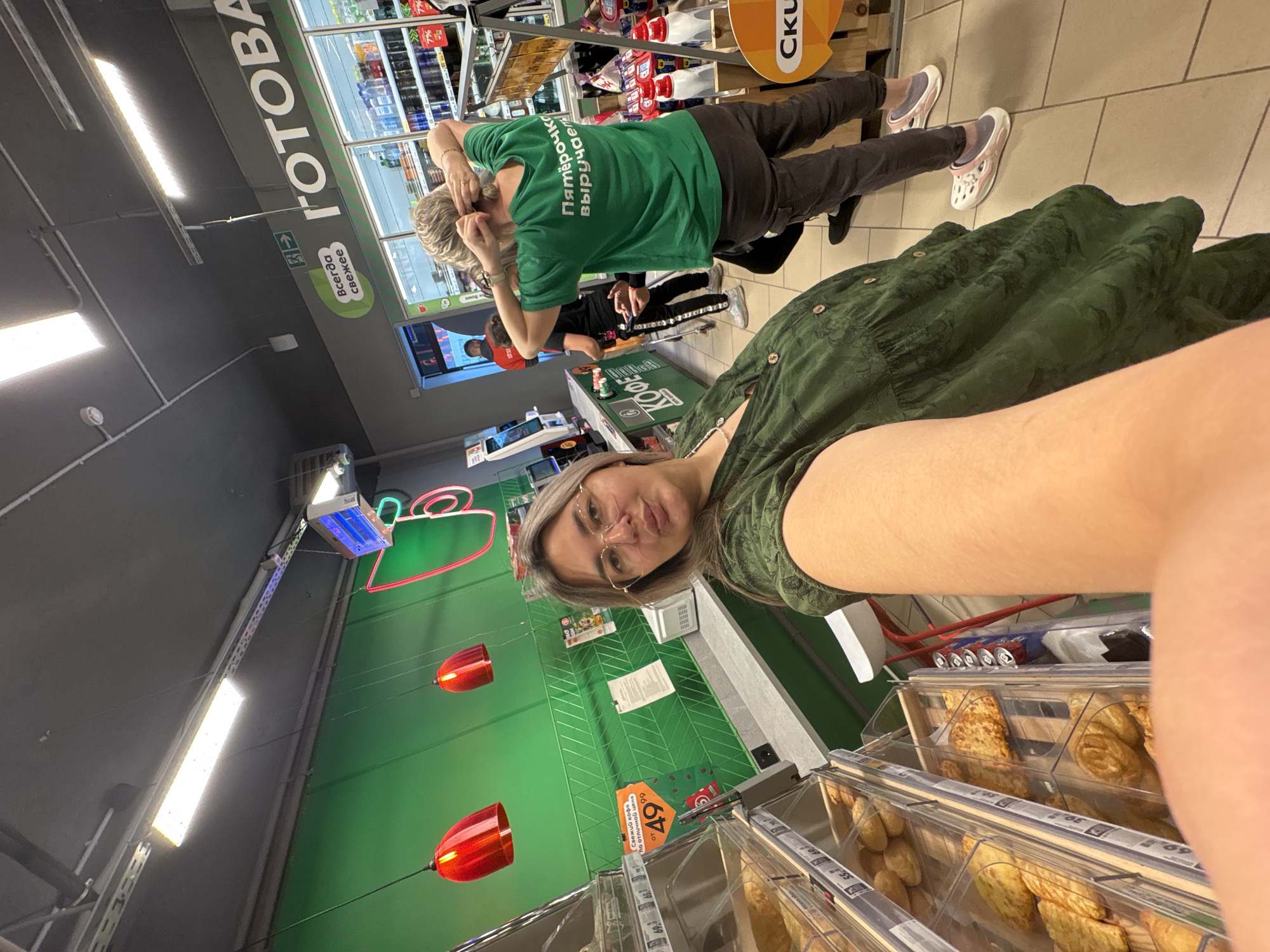 Late-night shopping and street activity documented in Birobidzhan, Russia