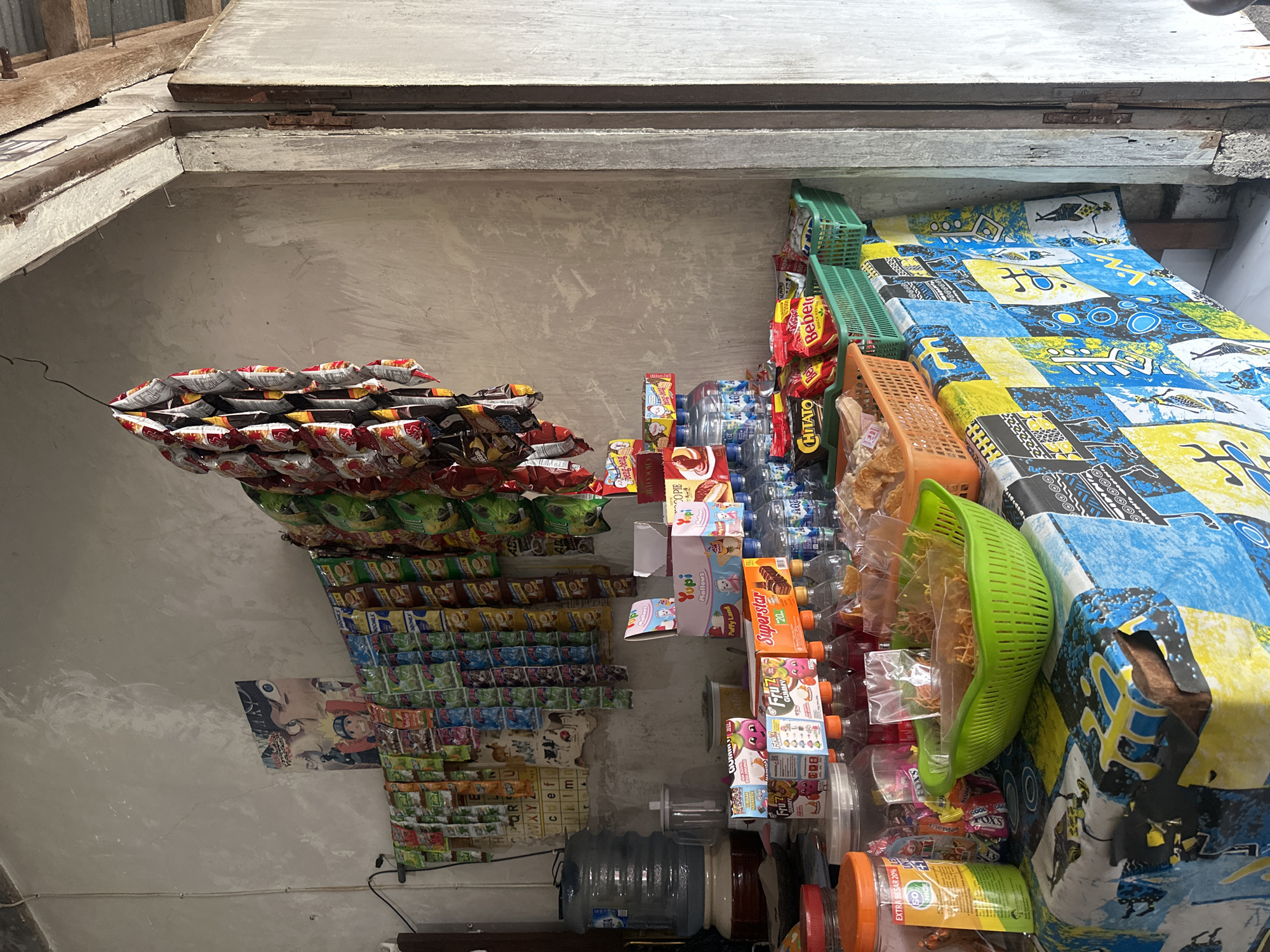 Street food, offerings, and everyday life in a tropical city