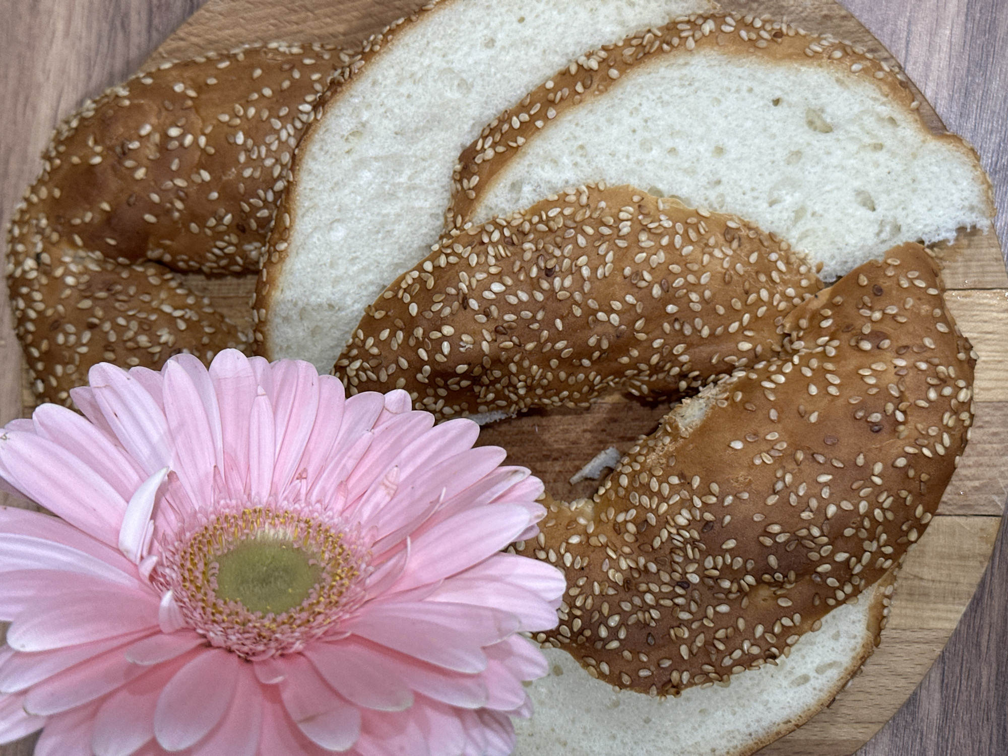Sesame bread slices arranged with pink flower in Kazan